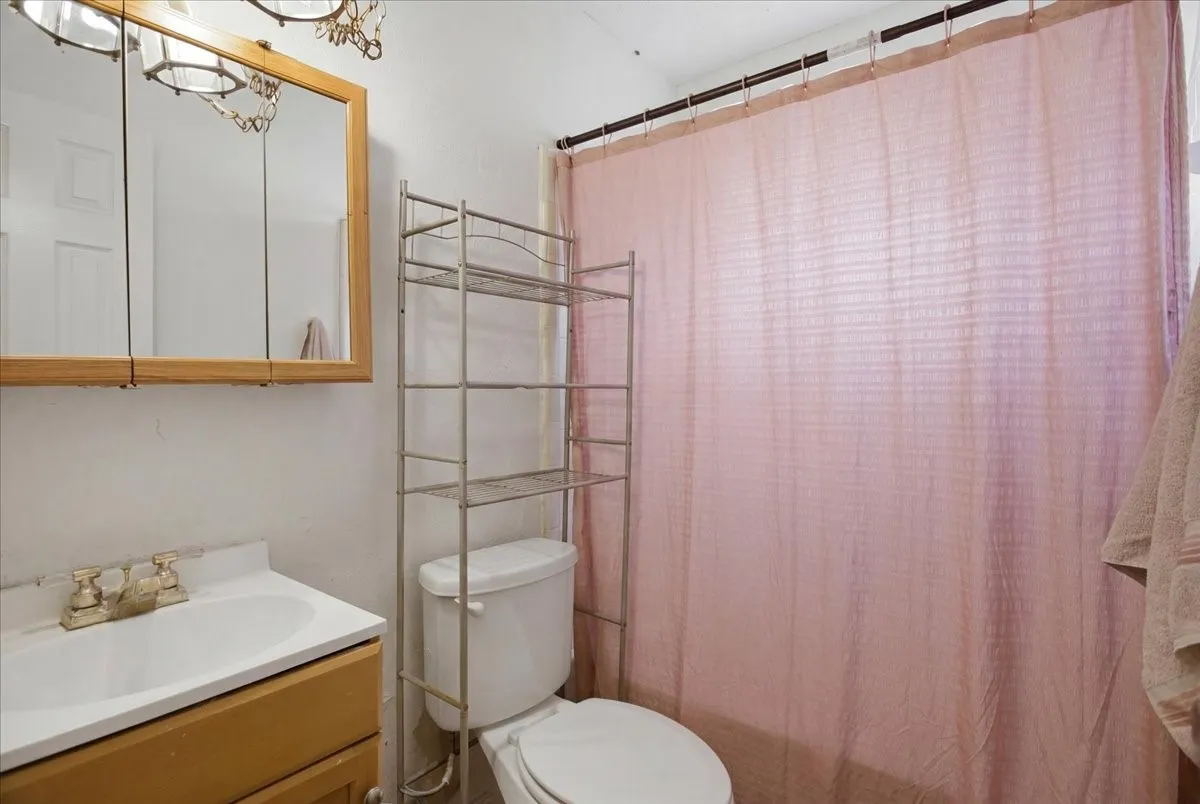 Single Family Residence For Sale in Johnson County , 701 N Douglas Avenue, Cleburne, Texas 76033, 3 Bedroom, 2 Bathroom, 2 Garage spaces, 1,138 Sqft, built in 1970, mls#21296535, Real Estate Agent in Cleburne, Homes For Sale in Johnson county, Homes For Sale in Cleburne, Realtor in Cleburne Texas, Real Estate Brokerage Independent Realty Texas, Luminita Cordes Realtor
