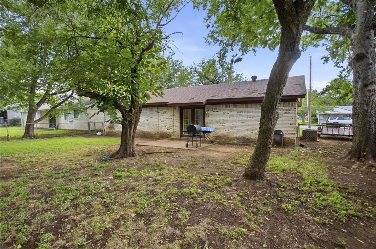 Single Family Residence For Sale in Johnson County , 701 N Douglas Avenue, Cleburne, Texas 76033, 3 Bedroom, 2 Bathroom, 2 Garage spaces, 1,138 Sqft, built in 1970, mls#21296535, Real Estate Agent in Cleburne, Homes For Sale in Johnson county, Homes For Sale in Cleburne, Realtor in Cleburne Texas, Real Estate Brokerage Independent Realty Texas, Luminita Cordes Realtor