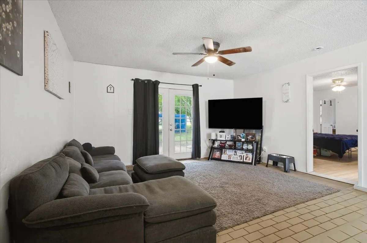 Single Family Residence For Sale in Johnson County , 701 N Douglas Avenue, Cleburne, Texas 76033, 3 Bedroom, 2 Bathroom, 2 Garage spaces, 1,138 Sqft, built in 1970, mls#21296535, Real Estate Agent in Cleburne, Homes For Sale in Johnson county, Homes For Sale in Cleburne, Realtor in Cleburne Texas, Real Estate Brokerage Independent Realty Texas, Luminita Cordes Realtor