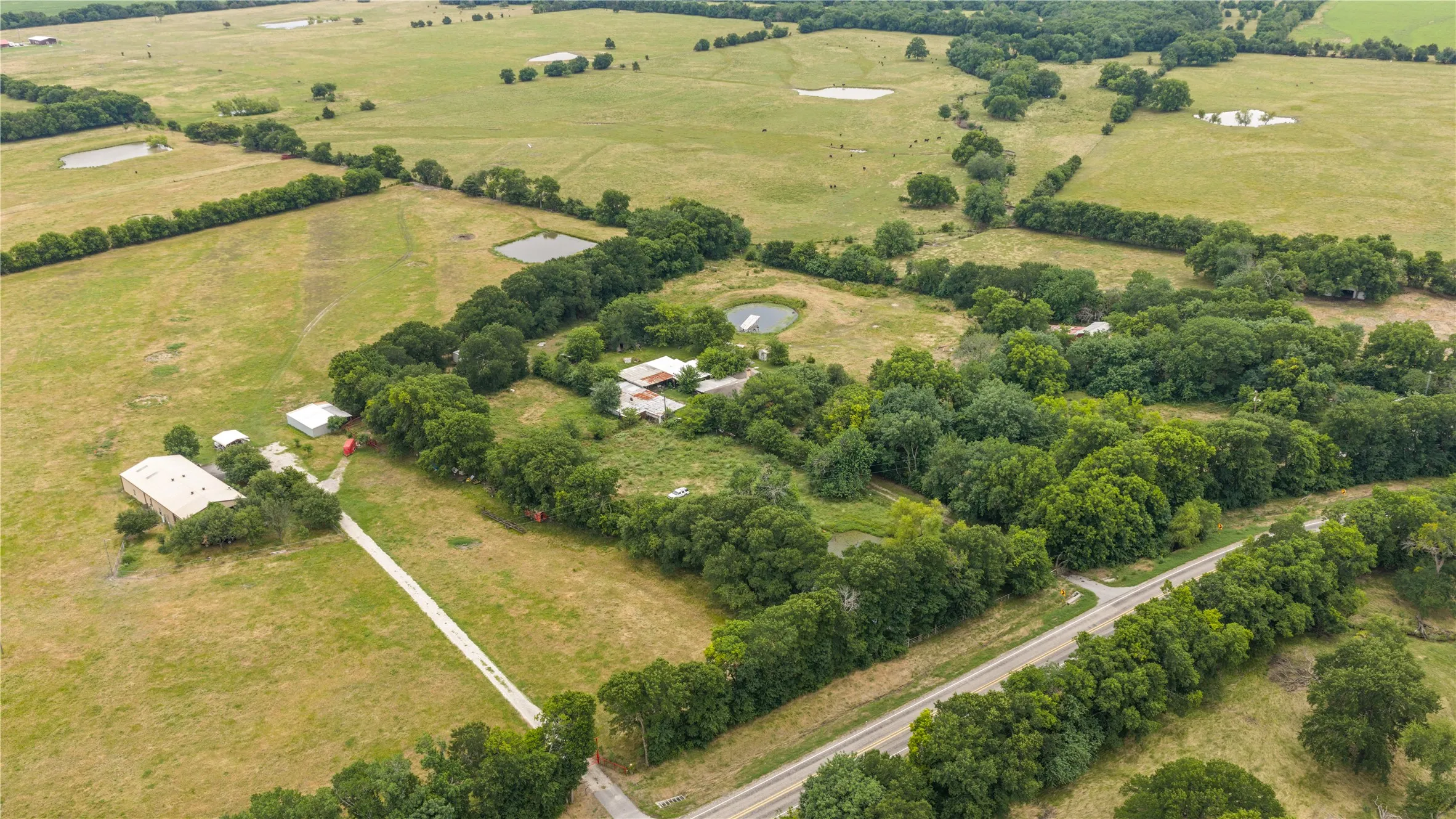 Single Family Residence For Sale in Fannin County , 8677 S Fm 898, Whitewright, Texas 75491, 4 Bedroom, 2 Bathroom, 2 Garage spaces, 2,888 Sqft, built in 1983, mls#21297959, Real Estate Agent in Whitewright, Homes For Sale in Fannin county, Homes For Sale in Whitewright, Realtor in Whitewright Texas, Real Estate Brokerage Independent Realty Texas, Luminita Cordes Realtor