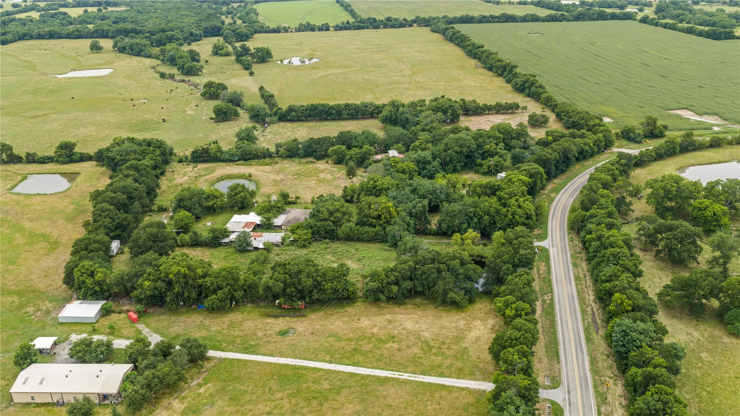 Single Family Residence For Sale in Fannin County , 8677 S Fm 898, Whitewright, Texas 75491, 4 Bedroom, 2 Bathroom, 2 Garage spaces, 2,888 Sqft, built in 1983, mls#21297959, Real Estate Agent in Whitewright, Homes For Sale in Fannin county, Homes For Sale in Whitewright, Realtor in Whitewright Texas, Real Estate Brokerage Independent Realty Texas, Luminita Cordes Realtor