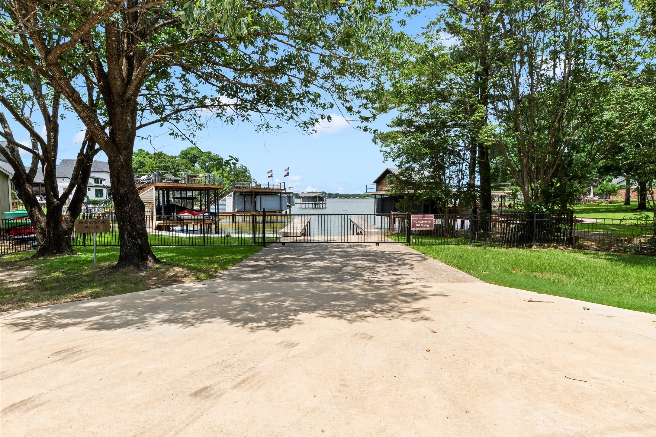 Single Family Residence For Sale in Henderson County , 142 Deer Island Road, Mabank, Texas 75156, 4 Bedroom, 3 Bathroom, 1 Garage spaces, 2,564 Sqft, built in 2004, mls#21266328, Real Estate Agent in Mabank, Homes For Sale in Henderson county, Homes For Sale in Mabank, Realtor in Mabank Texas, Real Estate Brokerage Independent Realty Texas, Luminita Cordes Realtor