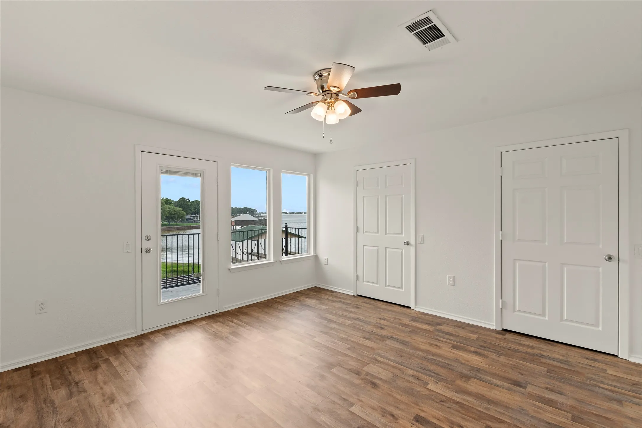 Single Family Residence For Sale in Henderson County , 142 Deer Island Road, Mabank, Texas 75156, 4 Bedroom, 3 Bathroom, 1 Garage spaces, 2,564 Sqft, built in 2004, mls#21266328, Real Estate Agent in Mabank, Homes For Sale in Henderson county, Homes For Sale in Mabank, Realtor in Mabank Texas, Real Estate Brokerage Independent Realty Texas, Luminita Cordes Realtor