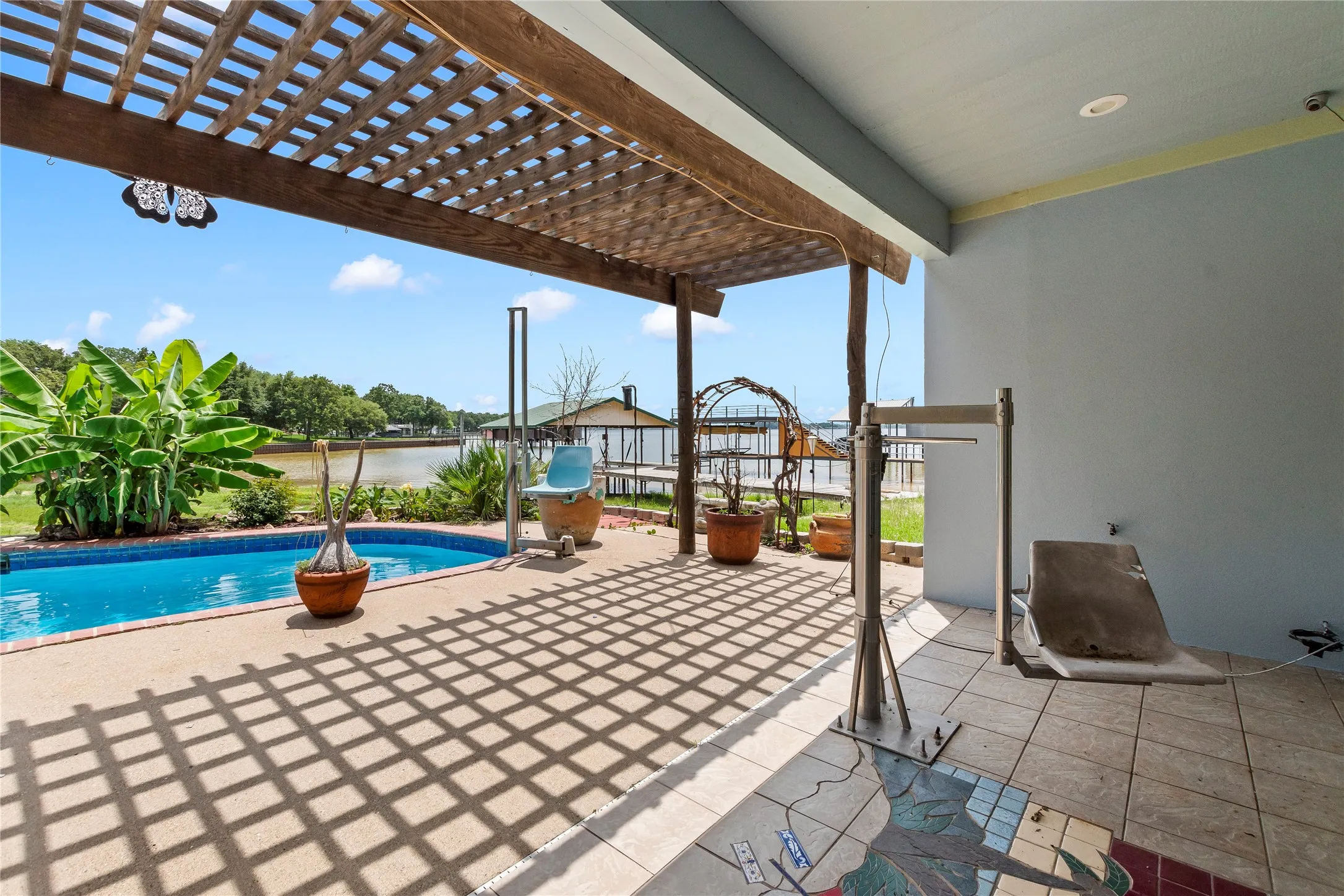 Single Family Residence For Sale in Henderson County , 142 Deer Island Road, Mabank, Texas 75156, 4 Bedroom, 3 Bathroom, 1 Garage spaces, 2,564 Sqft, built in 2004, mls#21266328, Real Estate Agent in Mabank, Homes For Sale in Henderson county, Homes For Sale in Mabank, Realtor in Mabank Texas, Real Estate Brokerage Independent Realty Texas, Luminita Cordes Realtor