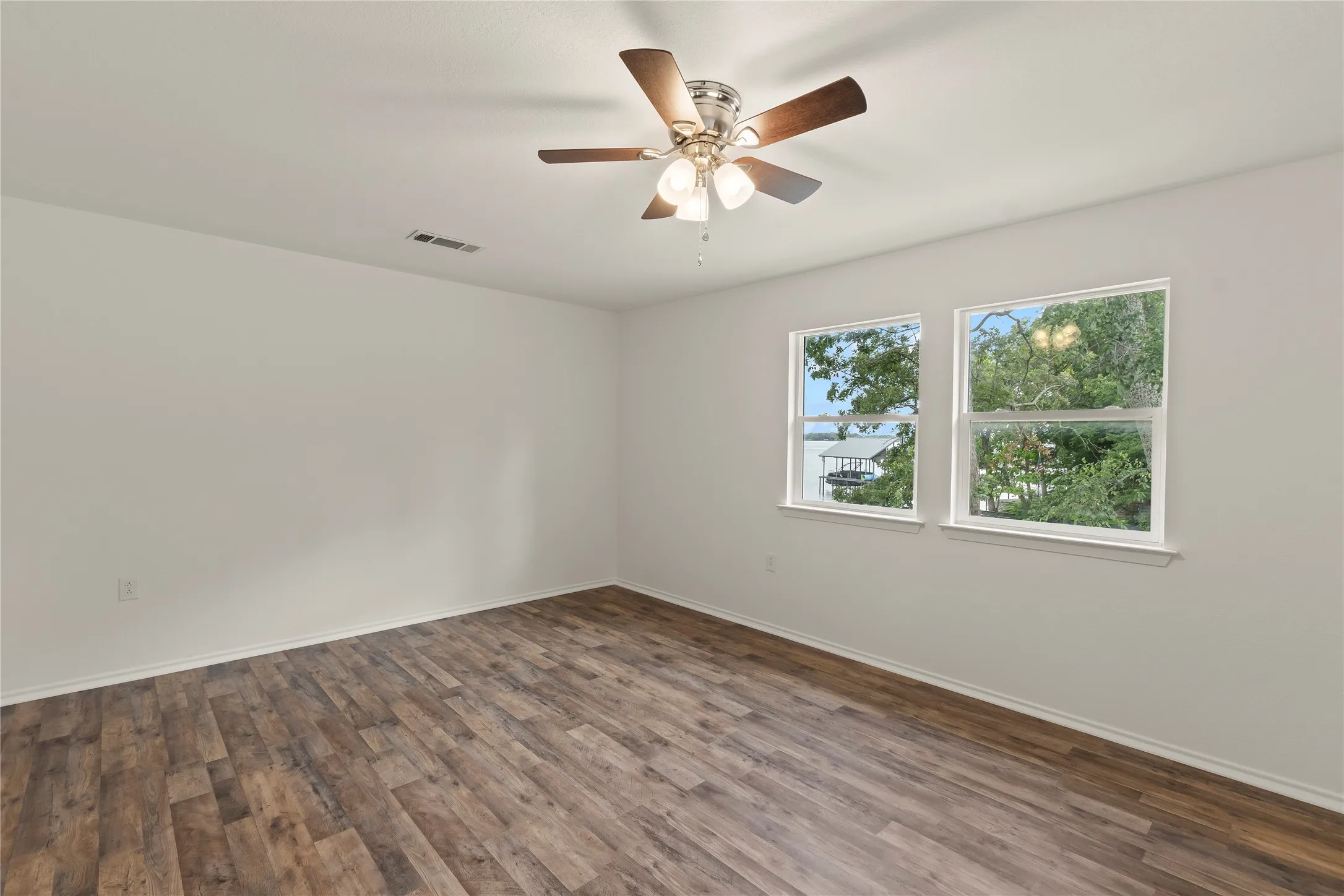 Single Family Residence For Sale in Henderson County , 142 Deer Island Road, Mabank, Texas 75156, 4 Bedroom, 3 Bathroom, 1 Garage spaces, 2,564 Sqft, built in 2004, mls#21266328, Real Estate Agent in Mabank, Homes For Sale in Henderson county, Homes For Sale in Mabank, Realtor in Mabank Texas, Real Estate Brokerage Independent Realty Texas, Luminita Cordes Realtor