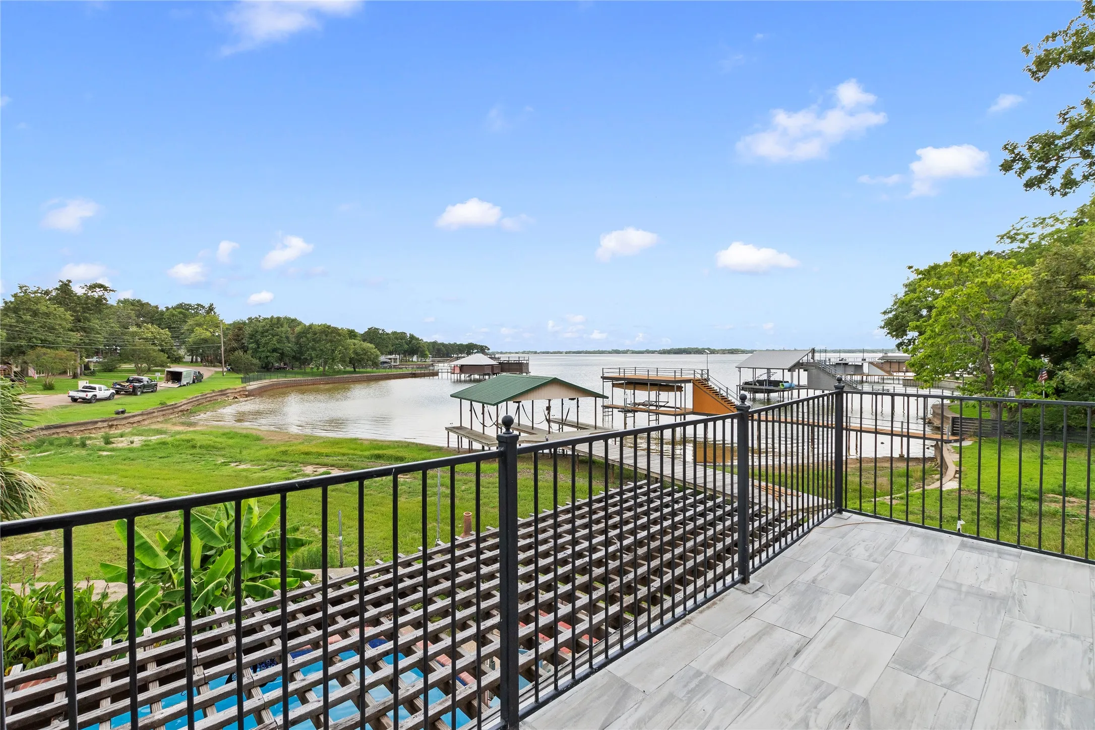 Single Family Residence For Sale in Henderson County , 142 Deer Island Road, Mabank, Texas 75156, 4 Bedroom, 3 Bathroom, 1 Garage spaces, 2,564 Sqft, built in 2004, mls#21266328, Real Estate Agent in Mabank, Homes For Sale in Henderson county, Homes For Sale in Mabank, Realtor in Mabank Texas, Real Estate Brokerage Independent Realty Texas, Luminita Cordes Realtor