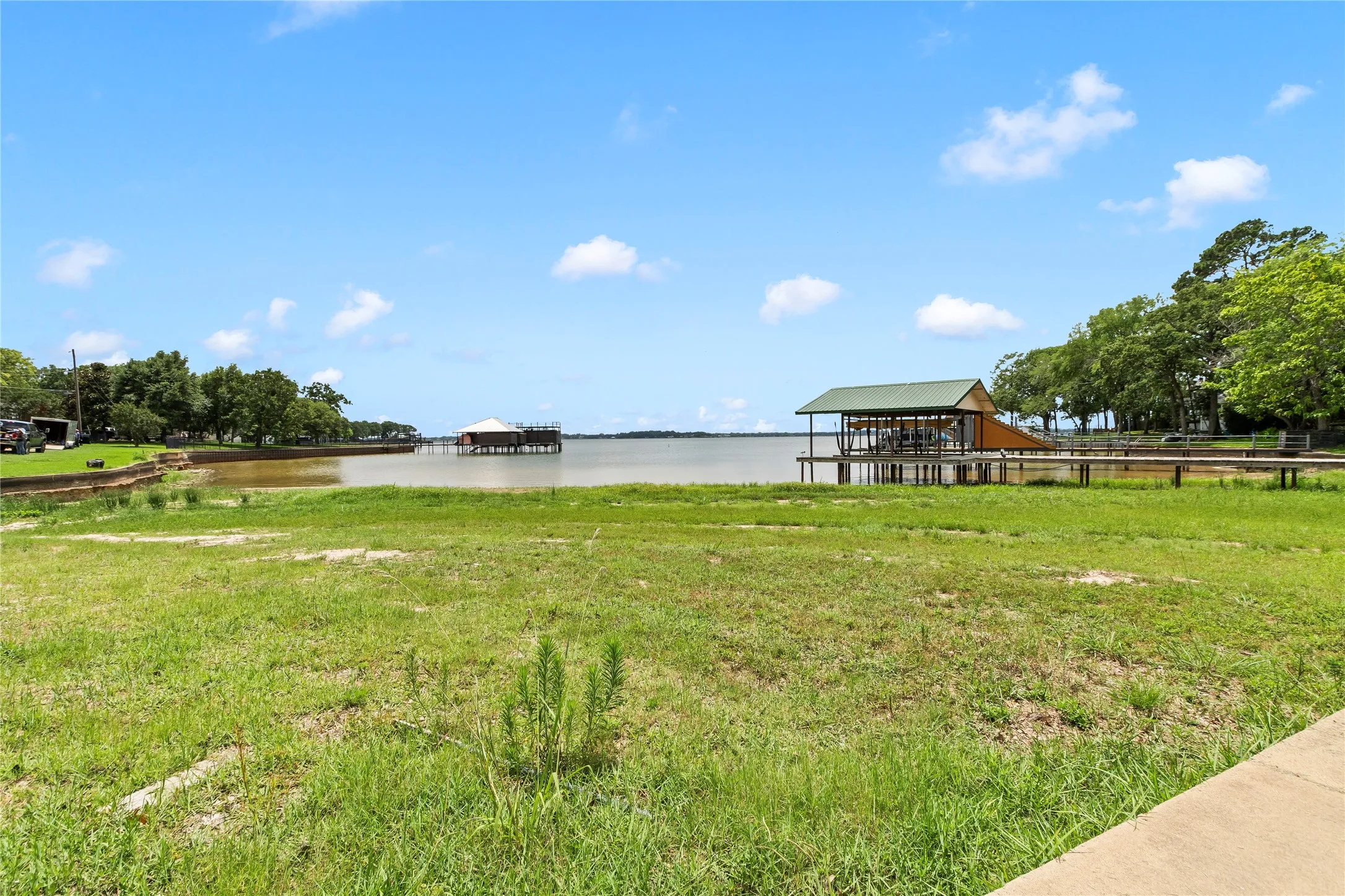 Single Family Residence For Sale in Henderson County , 142 Deer Island Road, Mabank, Texas 75156, 4 Bedroom, 3 Bathroom, 1 Garage spaces, 2,564 Sqft, built in 2004, mls#21266328, Real Estate Agent in Mabank, Homes For Sale in Henderson county, Homes For Sale in Mabank, Realtor in Mabank Texas, Real Estate Brokerage Independent Realty Texas, Luminita Cordes Realtor