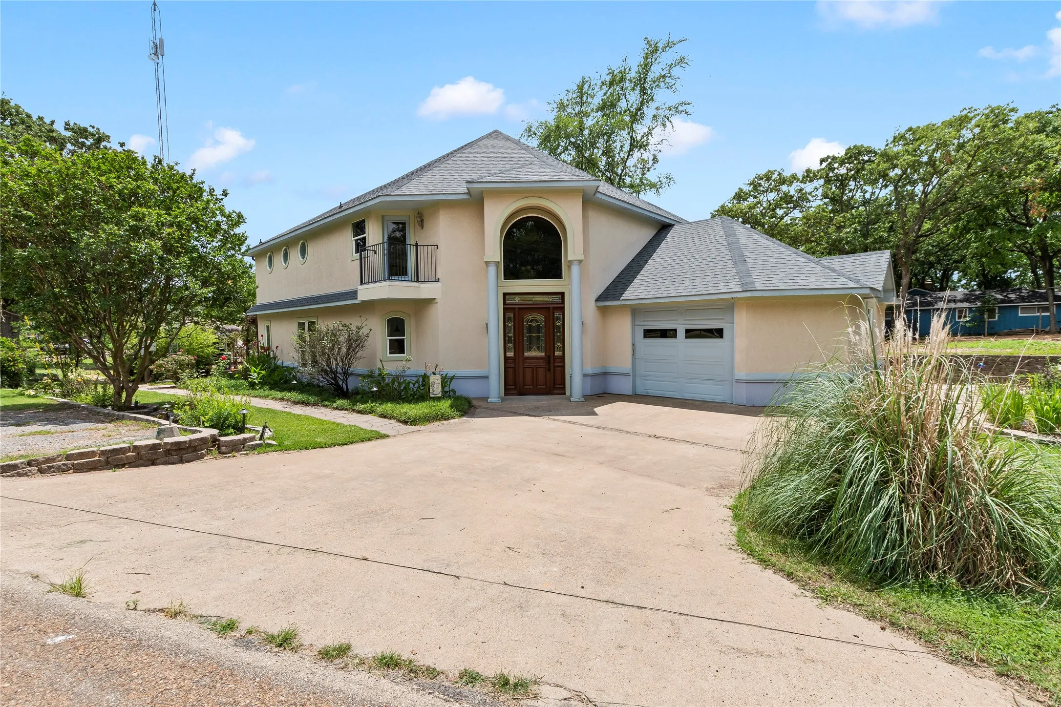 Single Family Residence For Sale in Henderson County , 142 Deer Island Road, Mabank, Texas 75156, 4 Bedroom, 3 Bathroom, 1 Garage spaces, 2,564 Sqft, built in 2004, mls#21266328, Real Estate Agent in Mabank, Homes For Sale in Henderson county, Homes For Sale in Mabank, Realtor in Mabank Texas, Real Estate Brokerage Independent Realty Texas, Luminita Cordes Realtor