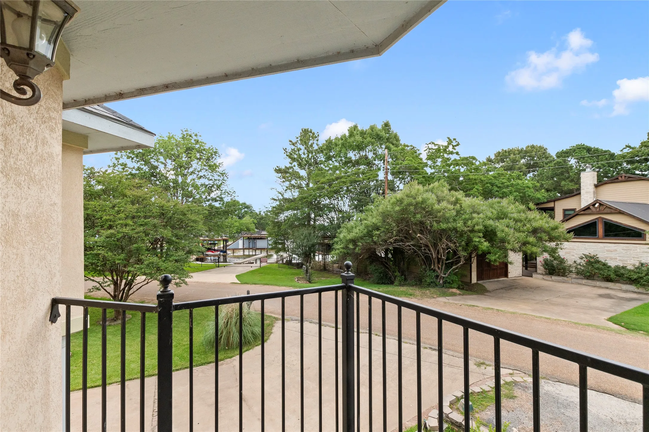 Single Family Residence For Sale in Henderson County , 142 Deer Island Road, Mabank, Texas 75156, 4 Bedroom, 3 Bathroom, 1 Garage spaces, 2,564 Sqft, built in 2004, mls#21266328, Real Estate Agent in Mabank, Homes For Sale in Henderson county, Homes For Sale in Mabank, Realtor in Mabank Texas, Real Estate Brokerage Independent Realty Texas, Luminita Cordes Realtor