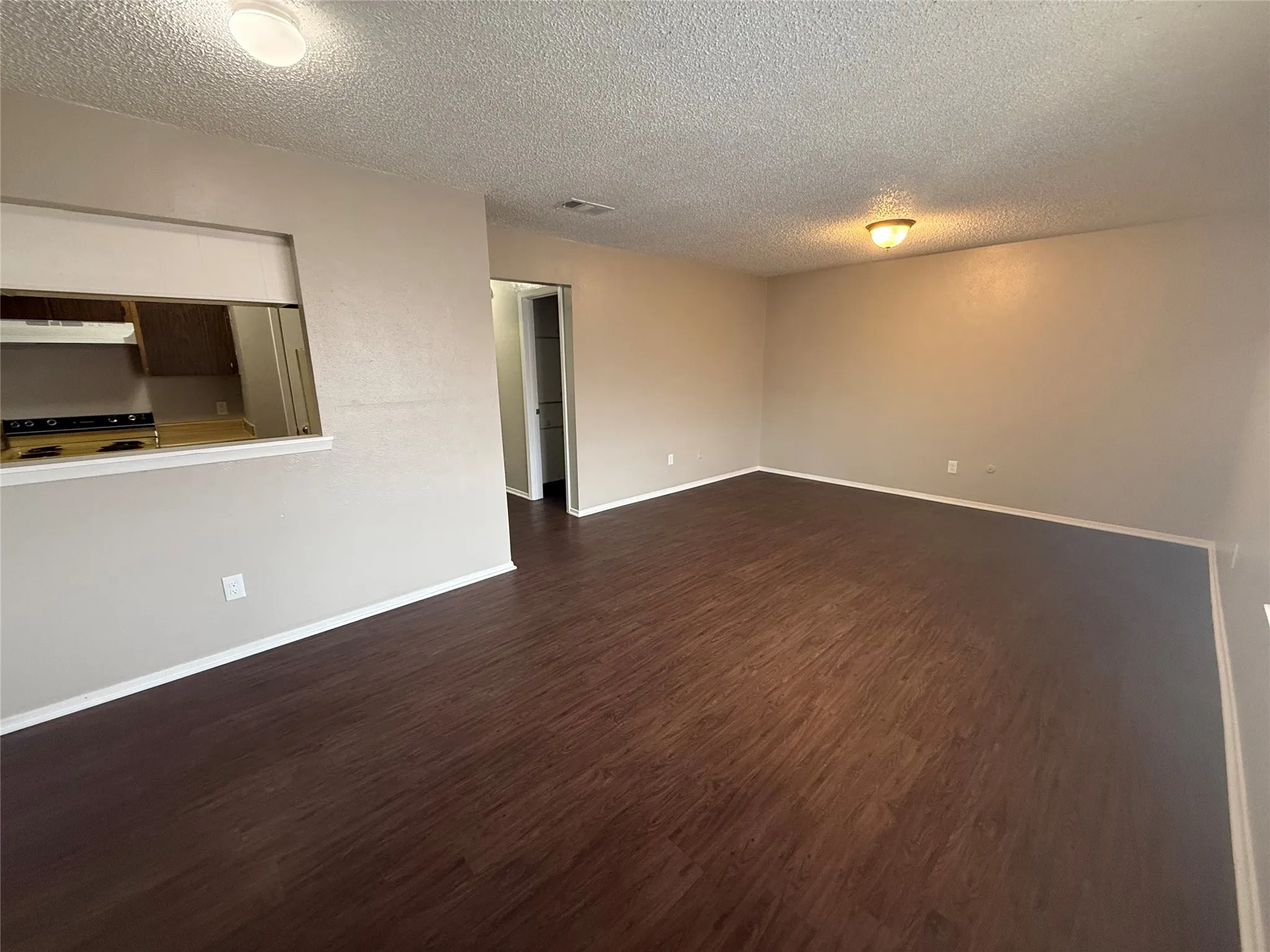 Apartment For Rent in Johnson County , 1704 Short Street C, Cleburne, Texas 76033, 2 Bedroom, 1 Bathroom, Garage spaces, 850 Sqft, built in 1980, mls#21298239, Real Estate Agent in Cleburne, Homes For Rent in Johnson county, Homes For Rent in Cleburne, Realtor in Cleburne Texas, Real Estate Brokerage Independent Realty Texas, Luminita Cordes Realtor