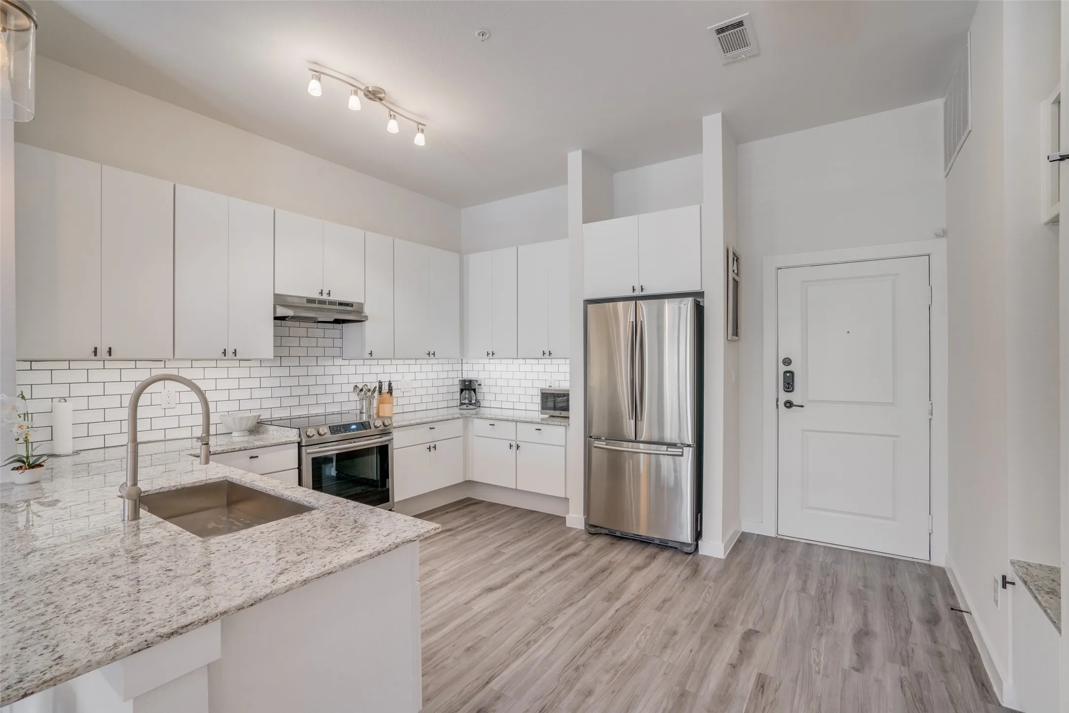 Apartment For Rent in Tarrant County , 209 Wimberly Street 2-308, Fort Worth, Texas 76107, 1 Bedroom, 1 Bathroom, Garage spaces, 780 Sqft, built in 2017, mls#21298267, Real Estate Agent in Fort Worth, Homes For Rent in Tarrant county, Homes For Rent in Fort Worth, Realtor in Fort Worth Texas, Real Estate Brokerage Independent Realty Texas, Luminita Cordes Realtor