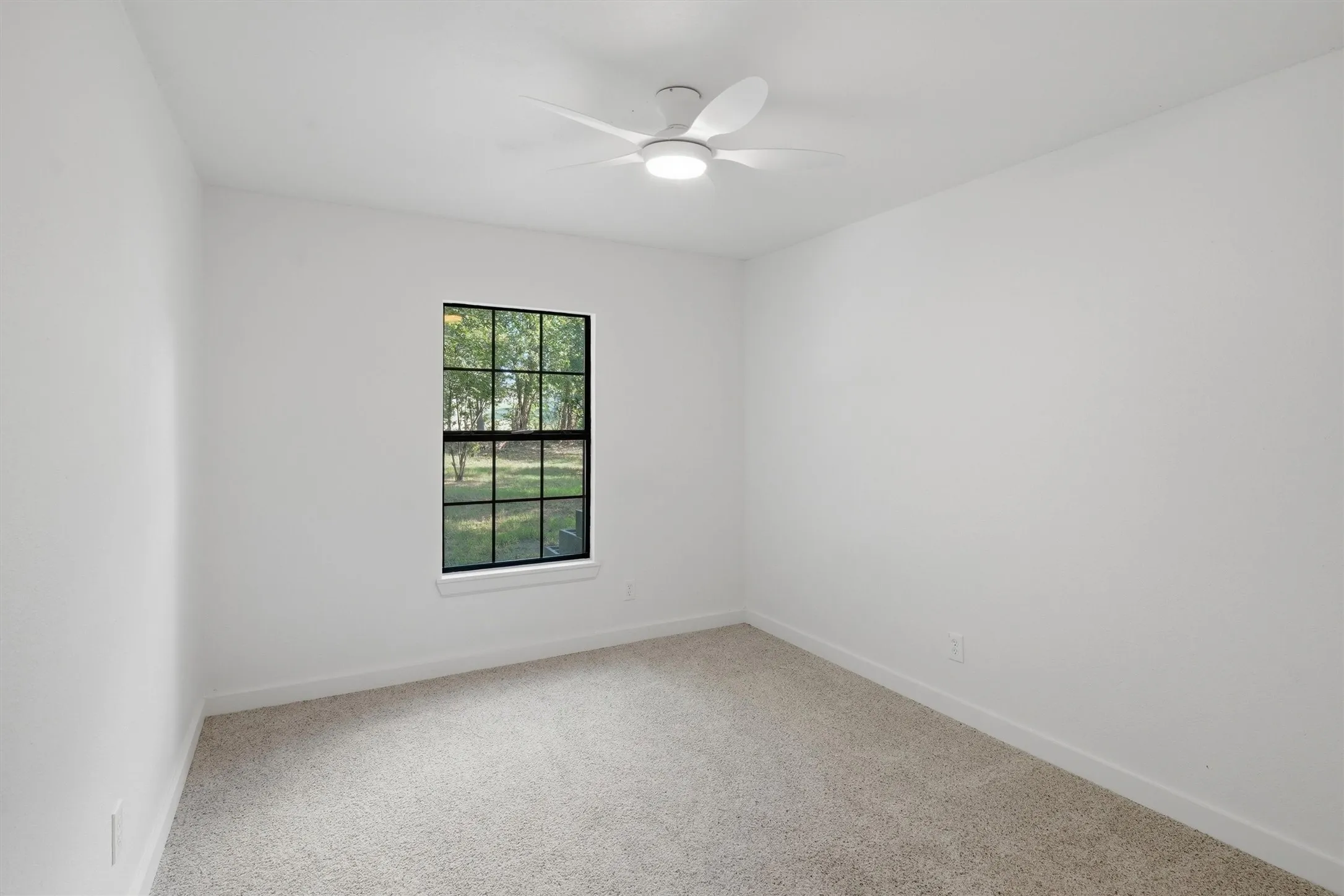 Single Family Residence For Sale in Hood County , 1727 W Doyle Street, Granbury, Texas 76048, 3 Bedroom, 2 Bathroom, 2 Garage spaces, 1,282 Sqft, built in 1983, mls#21297346, Real Estate Agent in Granbury, Homes For Sale in Hood county, Homes For Sale in Granbury, Realtor in Granbury Texas, Real Estate Brokerage Independent Realty Texas, Luminita Cordes Realtor