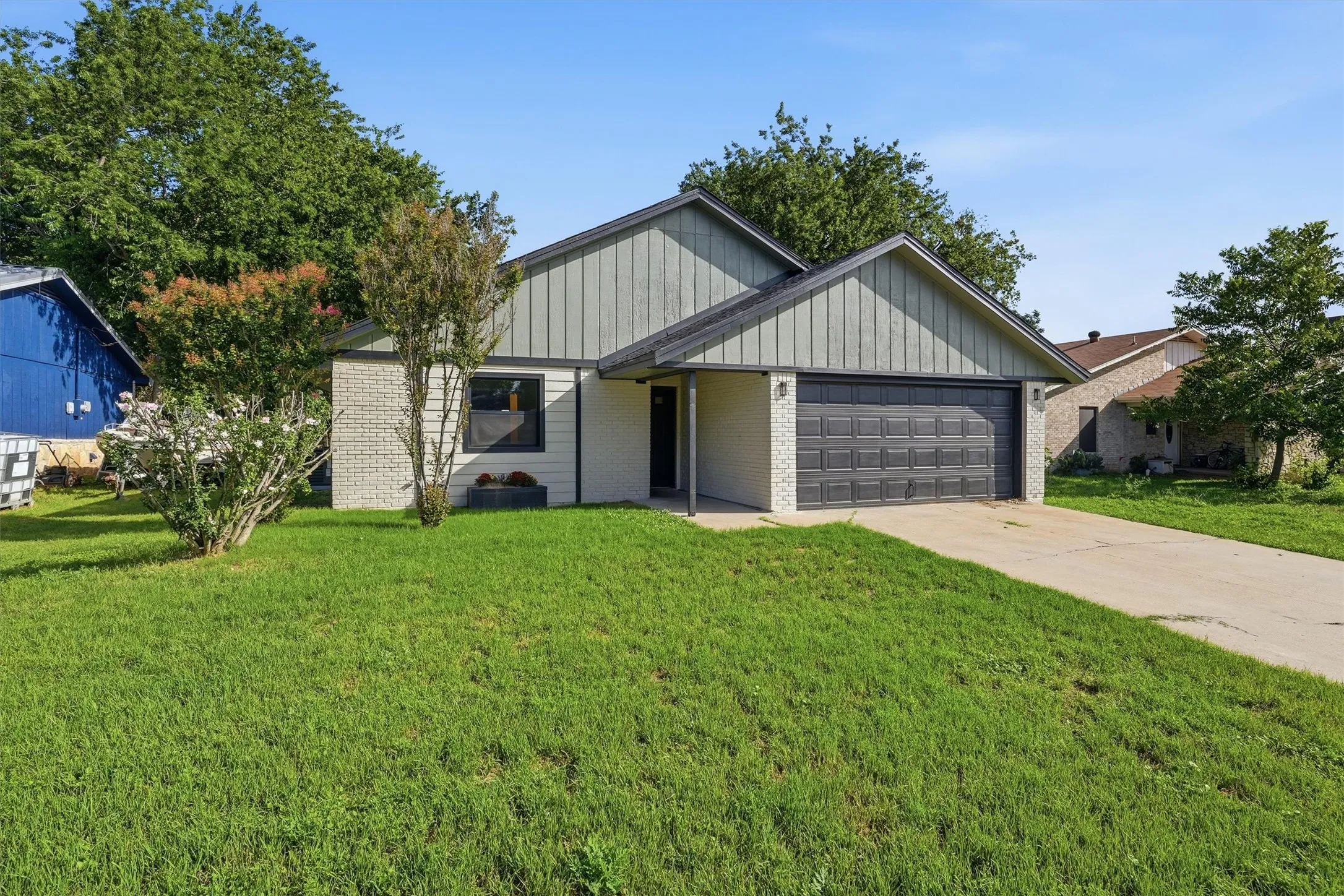 Single Family Residence For Sale in Hood County , 1727 W Doyle Street, Granbury, Texas 76048, 3 Bedroom, 2 Bathroom, 2 Garage spaces, 1,282 Sqft, built in 1983, mls#21297346, Real Estate Agent in Granbury, Homes For Sale in Hood county, Homes For Sale in Granbury, Realtor in Granbury Texas, Real Estate Brokerage Independent Realty Texas, Luminita Cordes Realtor