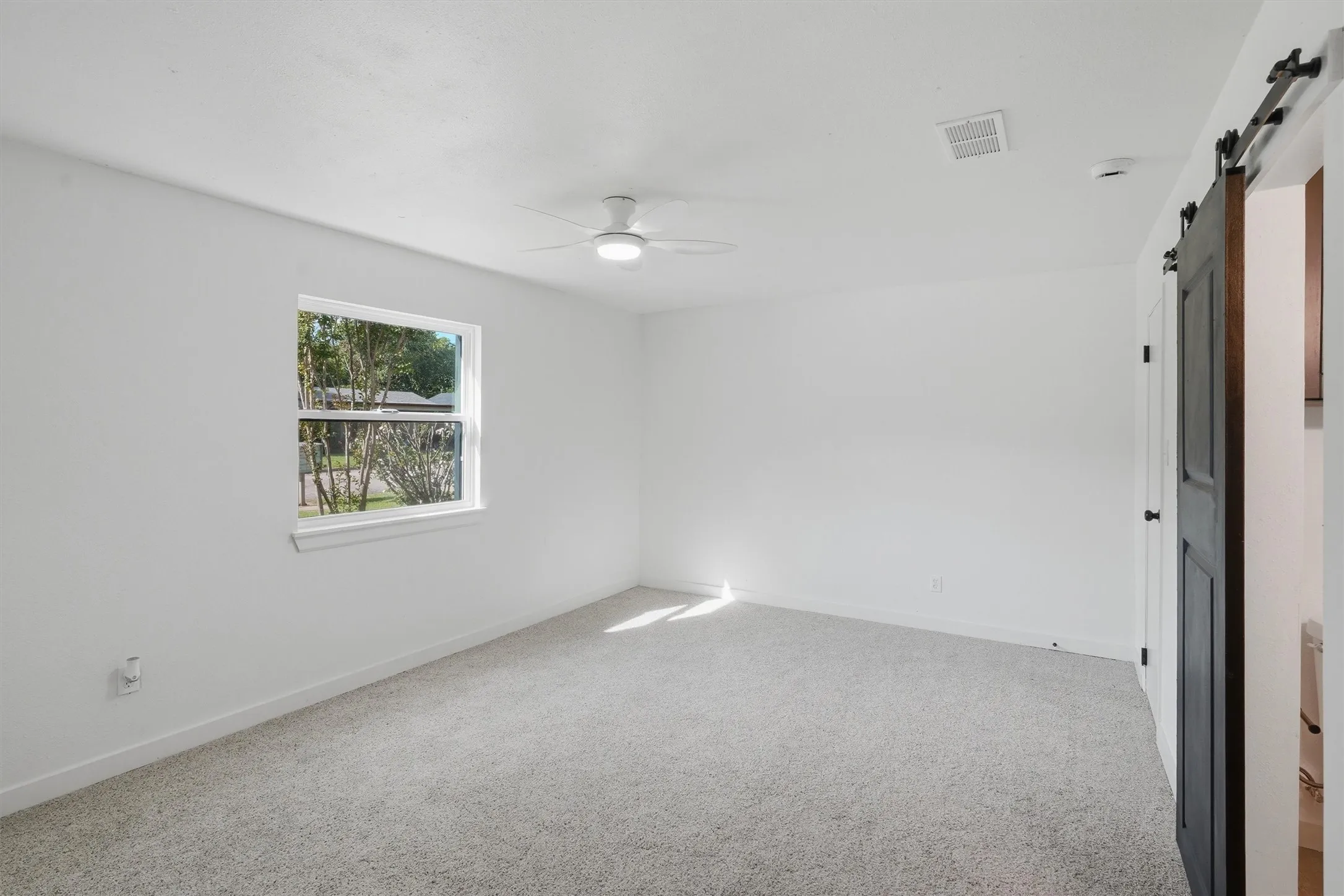 Single Family Residence For Sale in Hood County , 1727 W Doyle Street, Granbury, Texas 76048, 3 Bedroom, 2 Bathroom, 2 Garage spaces, 1,282 Sqft, built in 1983, mls#21297346, Real Estate Agent in Granbury, Homes For Sale in Hood county, Homes For Sale in Granbury, Realtor in Granbury Texas, Real Estate Brokerage Independent Realty Texas, Luminita Cordes Realtor