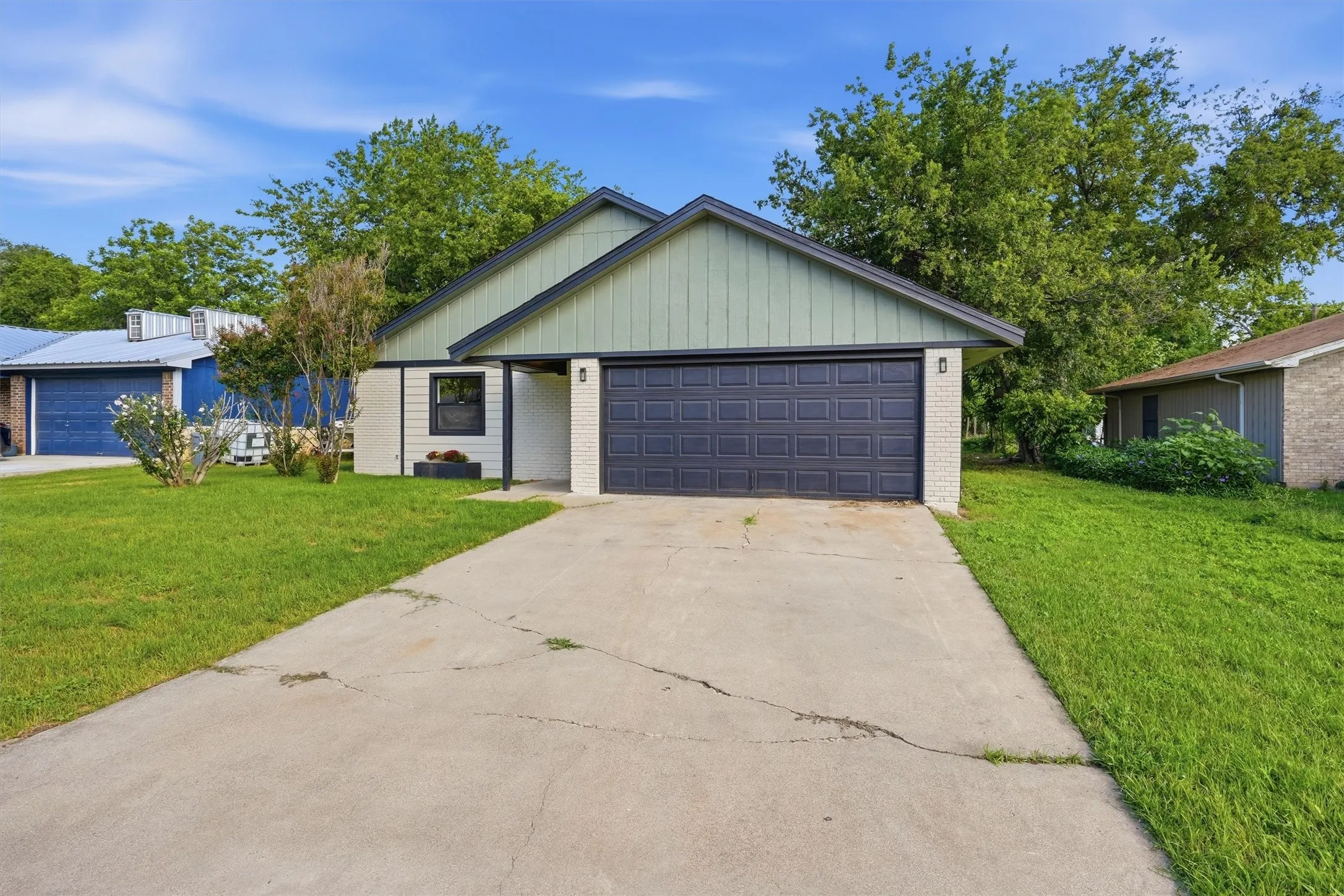 Single Family Residence For Sale in Hood County , 1727 W Doyle Street, Granbury, Texas 76048, 3 Bedroom, 2 Bathroom, 2 Garage spaces, 1,282 Sqft, built in 1983, mls#21297346, Real Estate Agent in Granbury, Homes For Sale in Hood county, Homes For Sale in Granbury, Realtor in Granbury Texas, Real Estate Brokerage Independent Realty Texas, Luminita Cordes Realtor