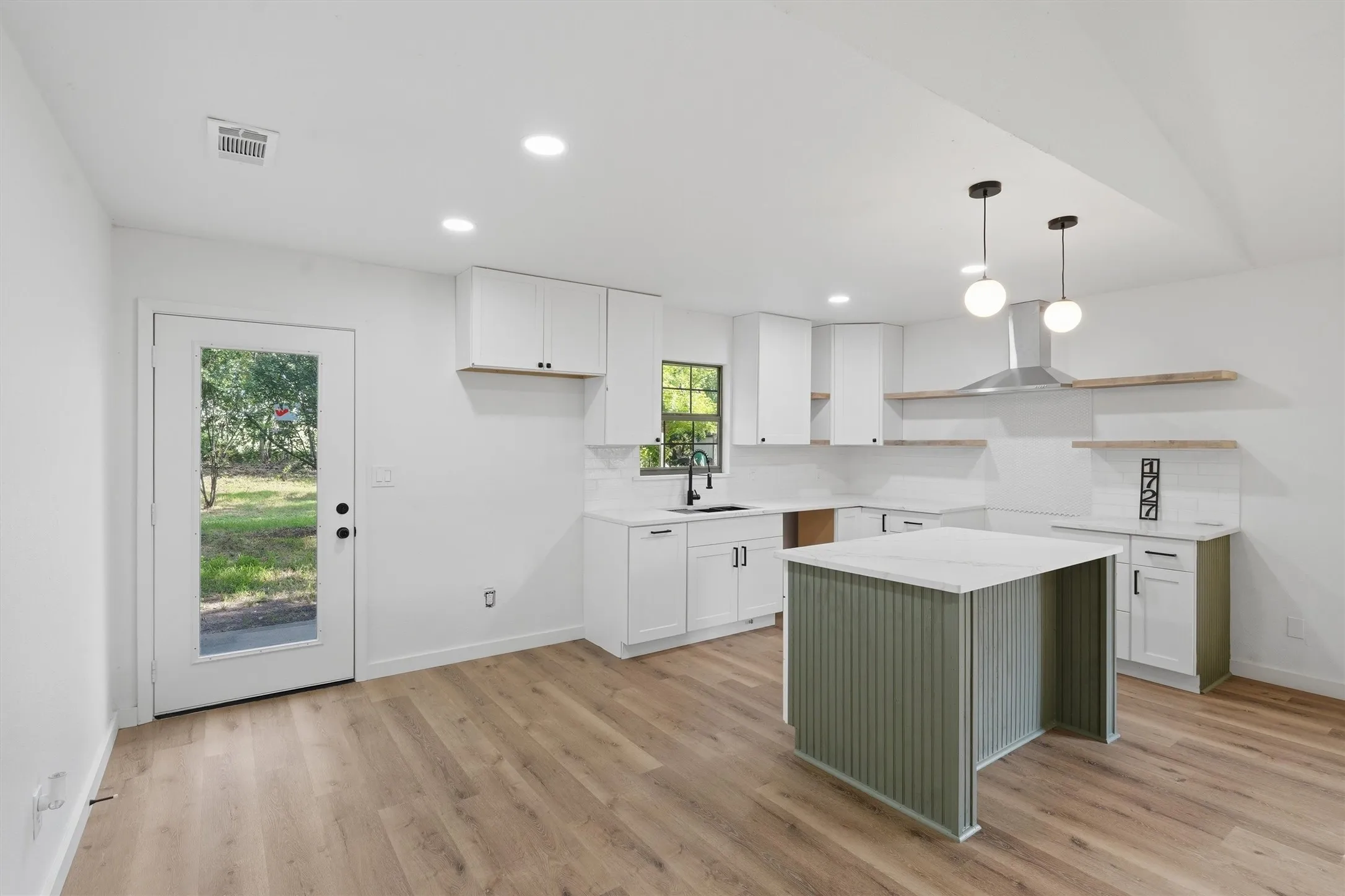 Single Family Residence For Sale in Hood County , 1727 W Doyle Street, Granbury, Texas 76048, 3 Bedroom, 2 Bathroom, 2 Garage spaces, 1,282 Sqft, built in 1983, mls#21297346, Real Estate Agent in Granbury, Homes For Sale in Hood county, Homes For Sale in Granbury, Realtor in Granbury Texas, Real Estate Brokerage Independent Realty Texas, Luminita Cordes Realtor