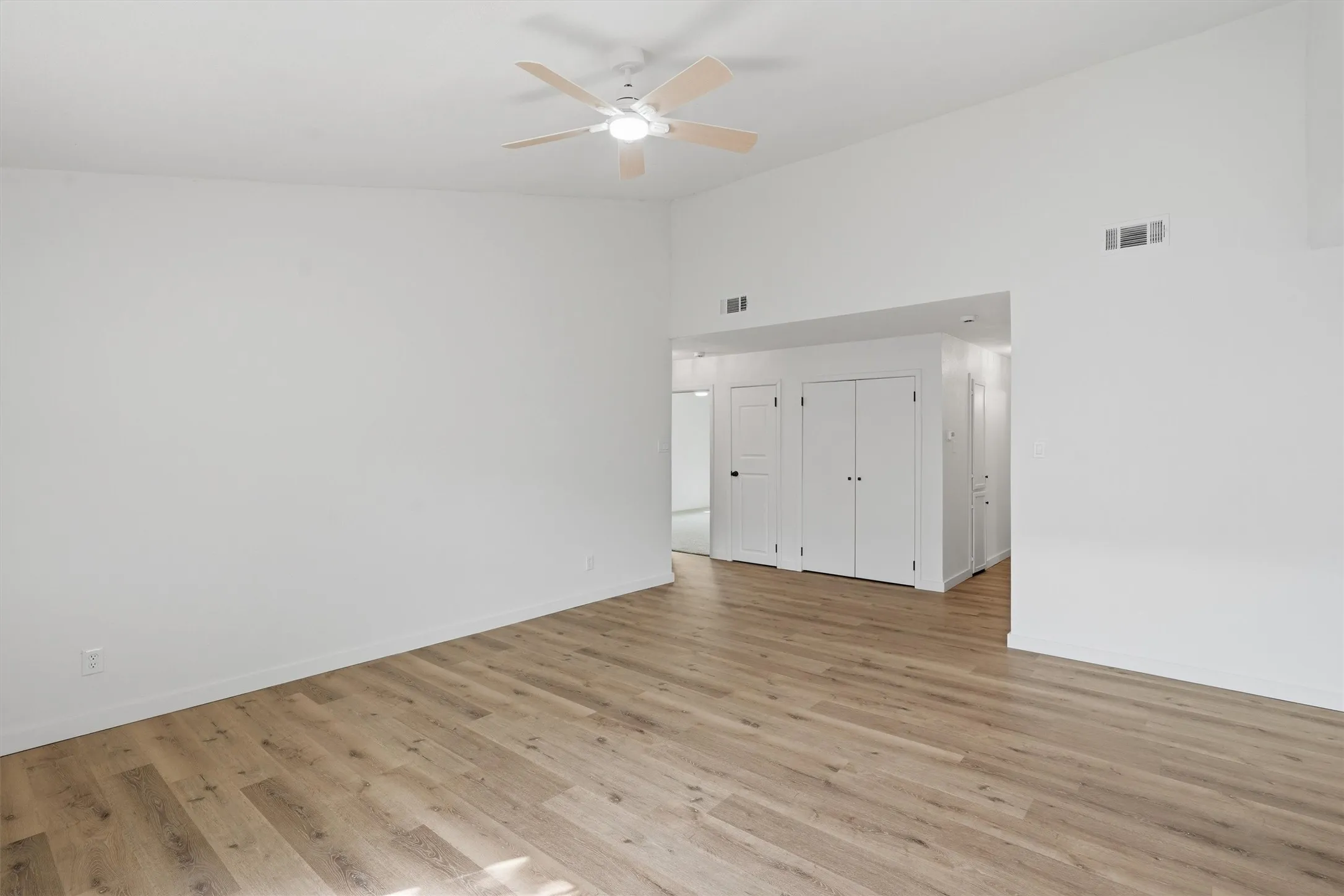Single Family Residence For Sale in Hood County , 1727 W Doyle Street, Granbury, Texas 76048, 3 Bedroom, 2 Bathroom, 2 Garage spaces, 1,282 Sqft, built in 1983, mls#21297346, Real Estate Agent in Granbury, Homes For Sale in Hood county, Homes For Sale in Granbury, Realtor in Granbury Texas, Real Estate Brokerage Independent Realty Texas, Luminita Cordes Realtor