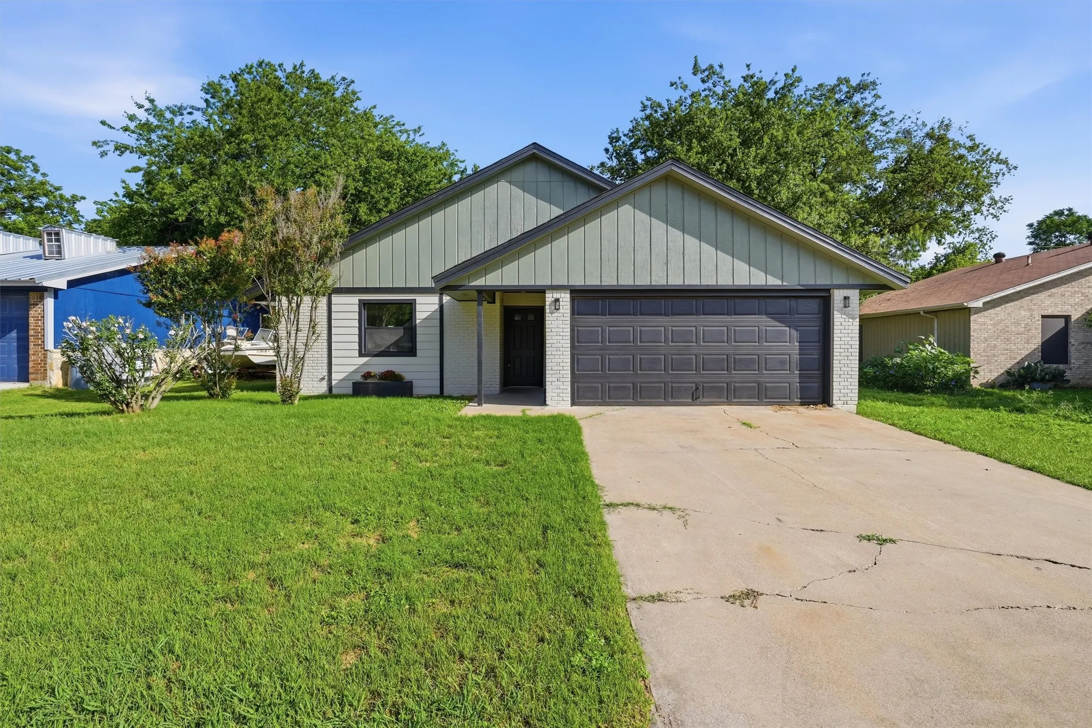 Single Family Residence For Sale in Hood County , 1727 W Doyle Street, Granbury, Texas 76048, 3 Bedroom, 2 Bathroom, 2 Garage spaces, 1,282 Sqft, built in 1983, mls#21297346, Real Estate Agent in Granbury, Homes For Sale in Hood county, Homes For Sale in Granbury, Realtor in Granbury Texas, Real Estate Brokerage Independent Realty Texas, Luminita Cordes Realtor