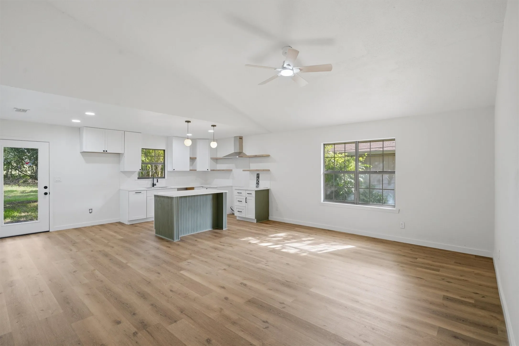 Single Family Residence For Sale in Hood County , 1727 W Doyle Street, Granbury, Texas 76048, 3 Bedroom, 2 Bathroom, 2 Garage spaces, 1,282 Sqft, built in 1983, mls#21297346, Real Estate Agent in Granbury, Homes For Sale in Hood county, Homes For Sale in Granbury, Realtor in Granbury Texas, Real Estate Brokerage Independent Realty Texas, Luminita Cordes Realtor