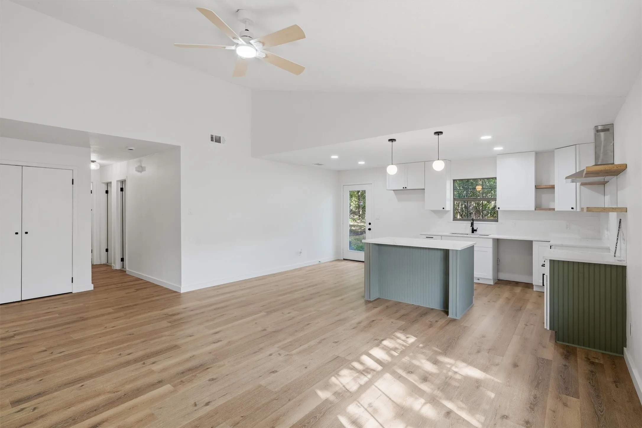 Single Family Residence For Sale in Hood County , 1727 W Doyle Street, Granbury, Texas 76048, 3 Bedroom, 2 Bathroom, 2 Garage spaces, 1,282 Sqft, built in 1983, mls#21297346, Real Estate Agent in Granbury, Homes For Sale in Hood county, Homes For Sale in Granbury, Realtor in Granbury Texas, Real Estate Brokerage Independent Realty Texas, Luminita Cordes Realtor