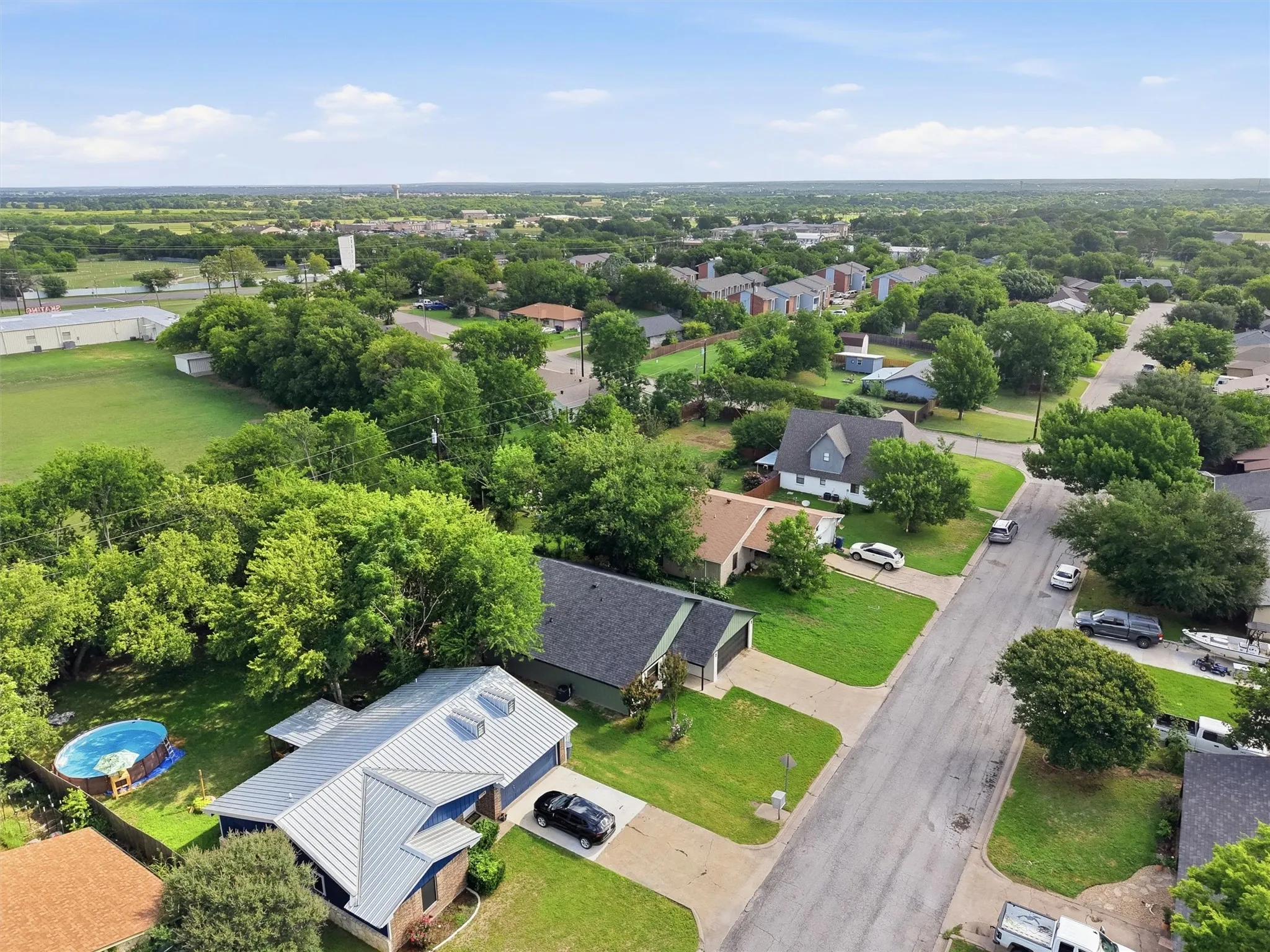Single Family Residence For Sale in Hood County , 1727 W Doyle Street, Granbury, Texas 76048, 3 Bedroom, 2 Bathroom, 2 Garage spaces, 1,282 Sqft, built in 1983, mls#21297346, Real Estate Agent in Granbury, Homes For Sale in Hood county, Homes For Sale in Granbury, Realtor in Granbury Texas, Real Estate Brokerage Independent Realty Texas, Luminita Cordes Realtor