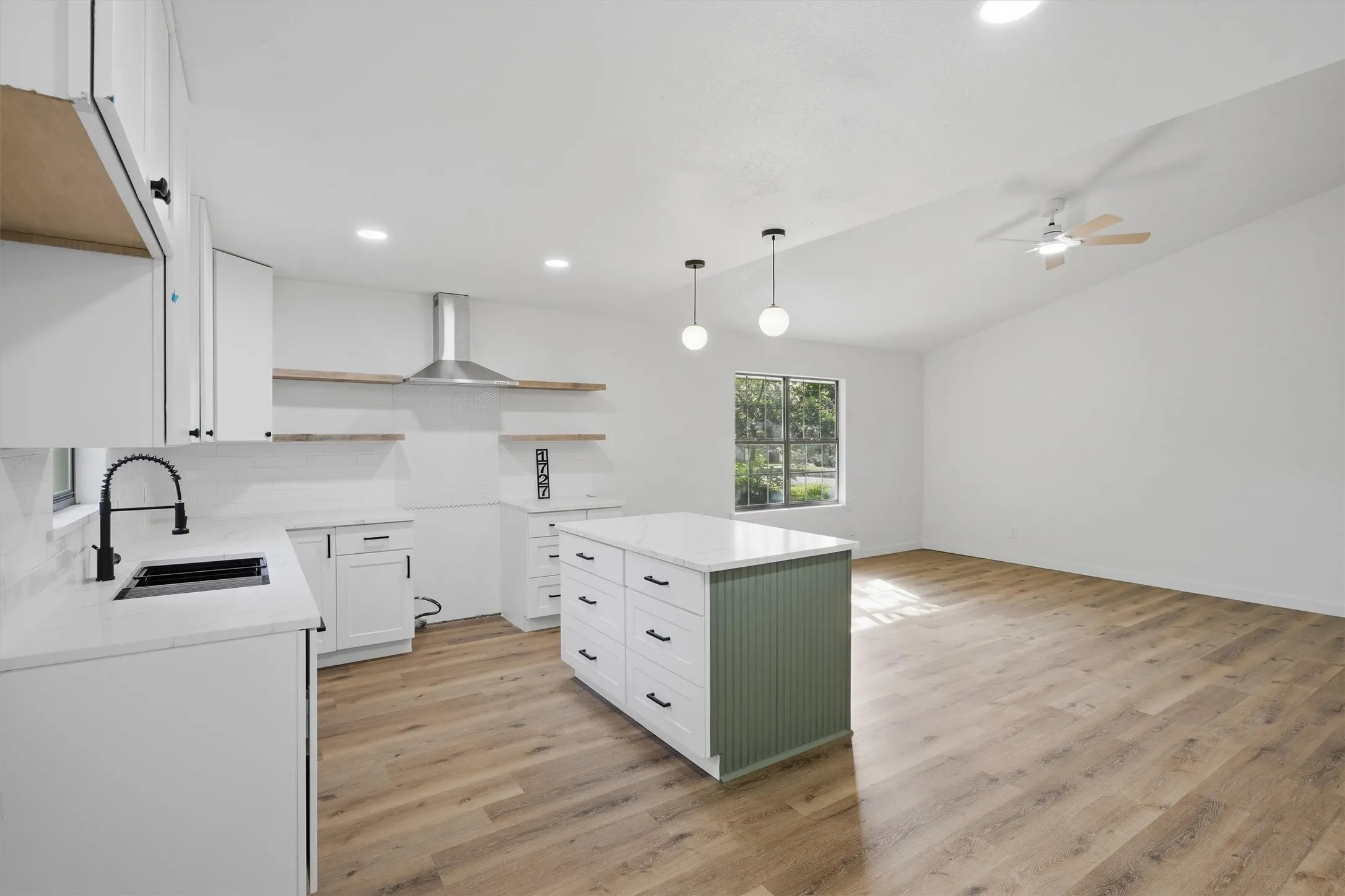Single Family Residence For Sale in Hood County , 1727 W Doyle Street, Granbury, Texas 76048, 3 Bedroom, 2 Bathroom, 2 Garage spaces, 1,282 Sqft, built in 1983, mls#21297346, Real Estate Agent in Granbury, Homes For Sale in Hood county, Homes For Sale in Granbury, Realtor in Granbury Texas, Real Estate Brokerage Independent Realty Texas, Luminita Cordes Realtor