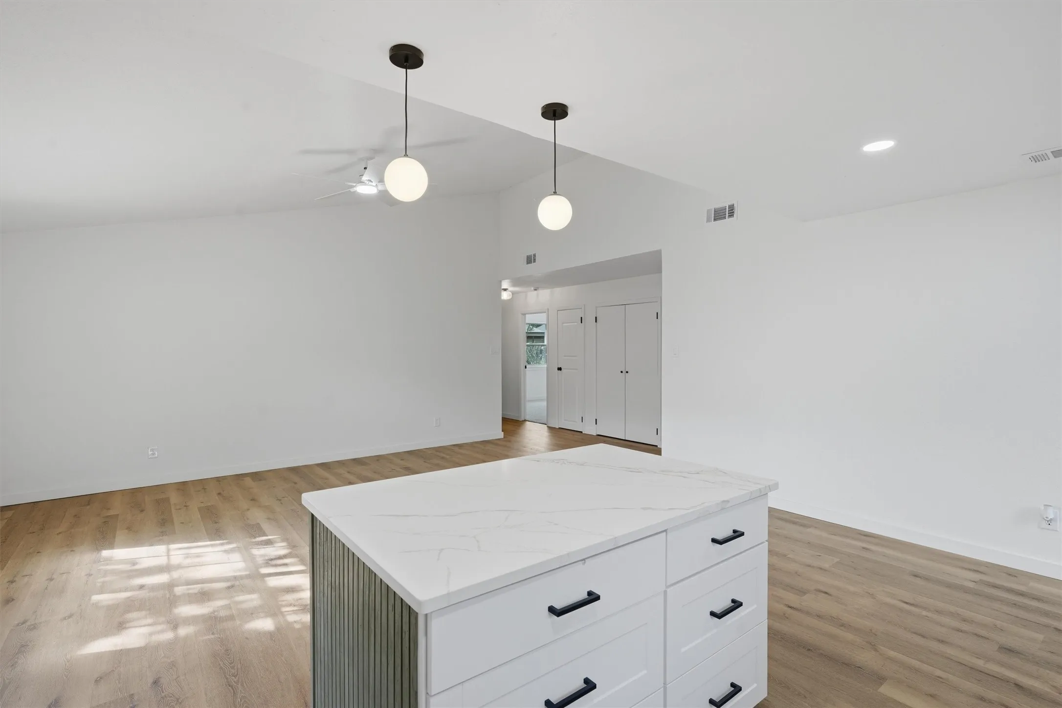 Single Family Residence For Sale in Hood County , 1727 W Doyle Street, Granbury, Texas 76048, 3 Bedroom, 2 Bathroom, 2 Garage spaces, 1,282 Sqft, built in 1983, mls#21297346, Real Estate Agent in Granbury, Homes For Sale in Hood county, Homes For Sale in Granbury, Realtor in Granbury Texas, Real Estate Brokerage Independent Realty Texas, Luminita Cordes Realtor