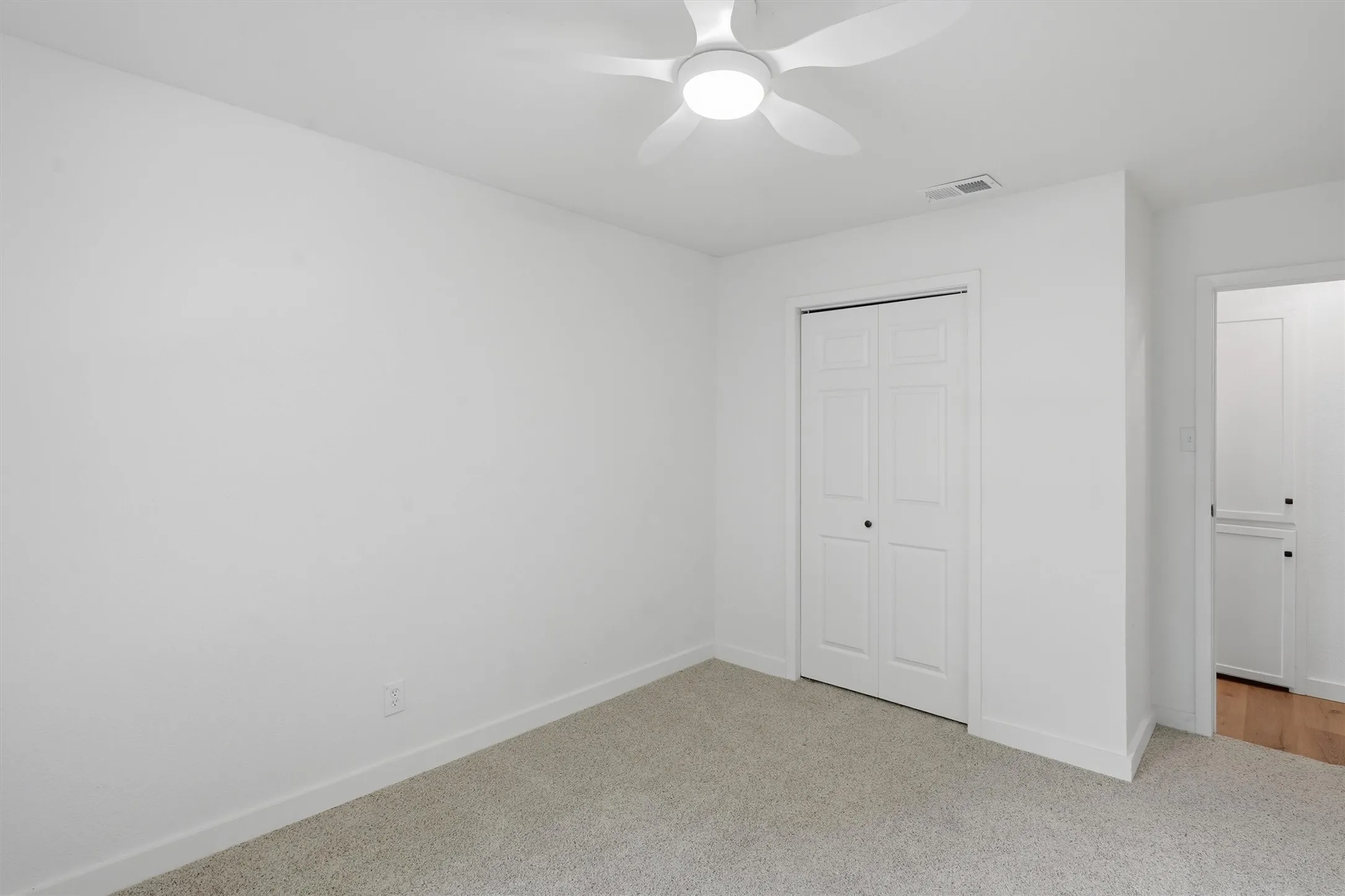 Single Family Residence For Sale in Hood County , 1727 W Doyle Street, Granbury, Texas 76048, 3 Bedroom, 2 Bathroom, 2 Garage spaces, 1,282 Sqft, built in 1983, mls#21297346, Real Estate Agent in Granbury, Homes For Sale in Hood county, Homes For Sale in Granbury, Realtor in Granbury Texas, Real Estate Brokerage Independent Realty Texas, Luminita Cordes Realtor