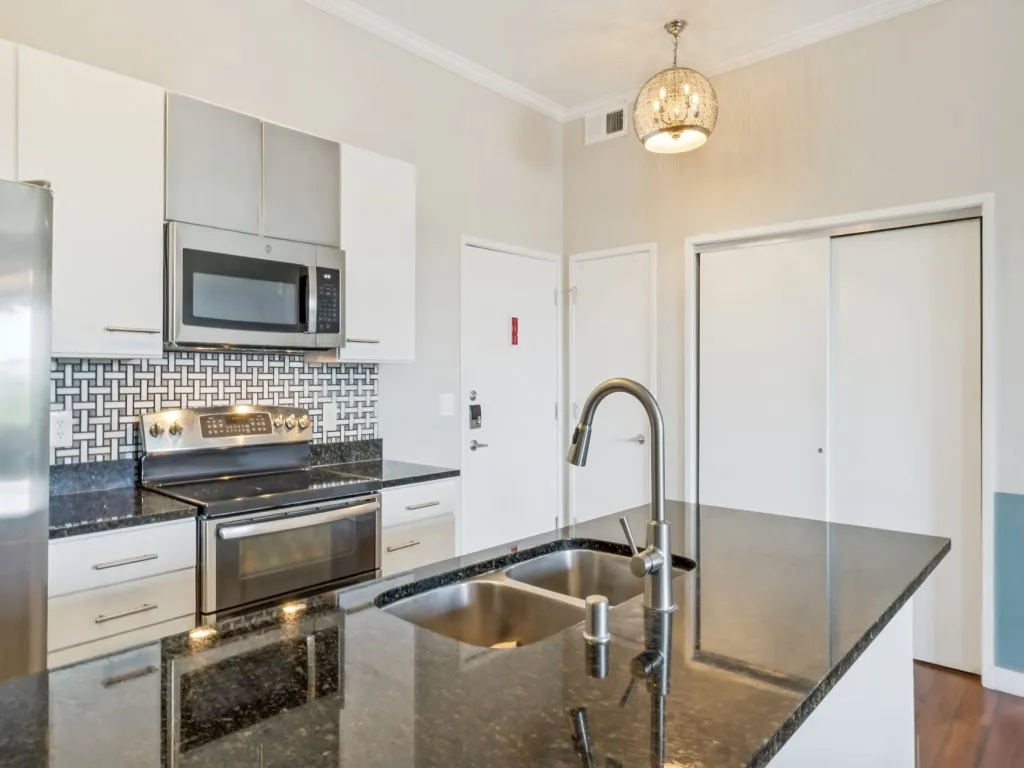 Condominium For Sale in Dallas County , 3025 Bryan Street 3E, Dallas, Texas 75204, 2 Bedroom, 2 Bathroom, 1 Garage spaces, 1,187 Sqft, built in 2006, mls#21297373, Real Estate Agent in Dallas, Homes For Sale in Dallas county, Homes For Sale in Dallas, Realtor in Dallas Texas, Real Estate Brokerage Independent Realty Texas, Luminita Cordes Realtor