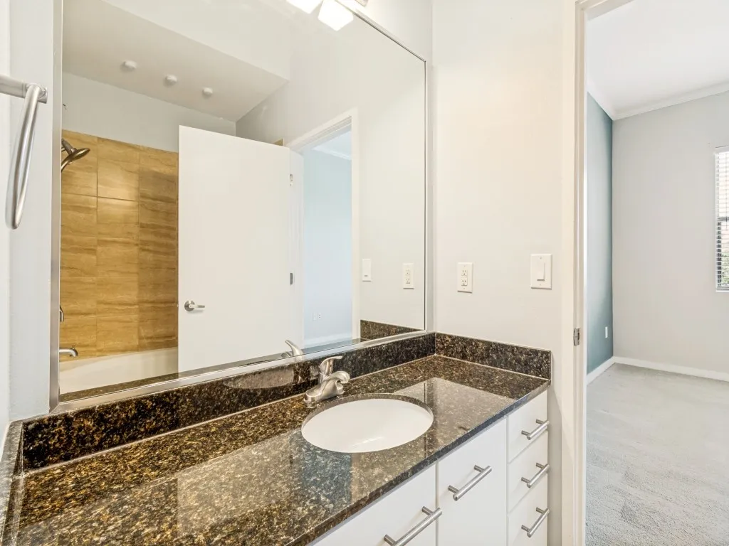 Condominium For Sale in Dallas County , 3025 Bryan Street 3E, Dallas, Texas 75204, 2 Bedroom, 2 Bathroom, 1 Garage spaces, 1,187 Sqft, built in 2006, mls#21297373, Real Estate Agent in Dallas, Homes For Sale in Dallas county, Homes For Sale in Dallas, Realtor in Dallas Texas, Real Estate Brokerage Independent Realty Texas, Luminita Cordes Realtor