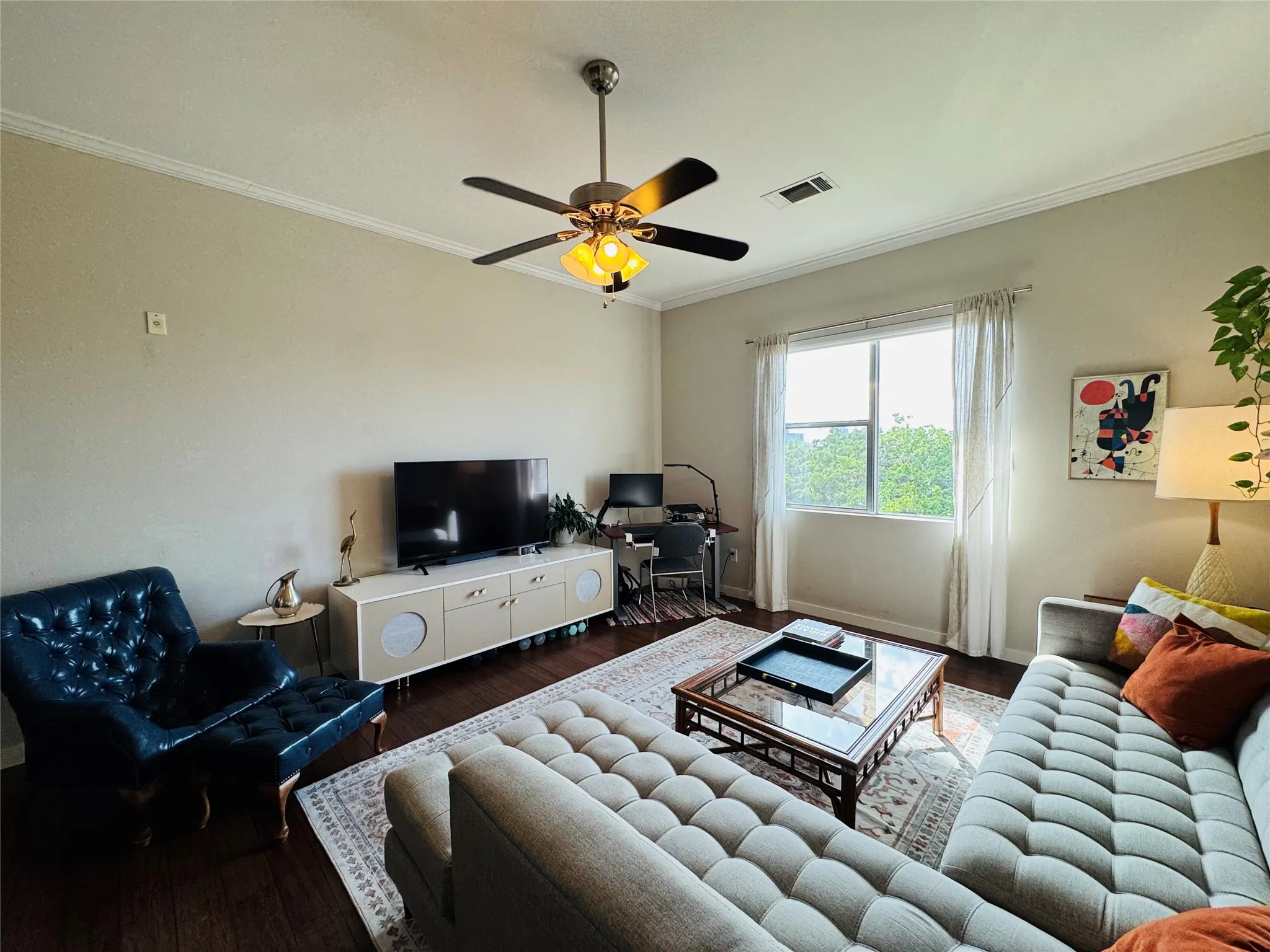 Lots of wall space for furniture and artwork