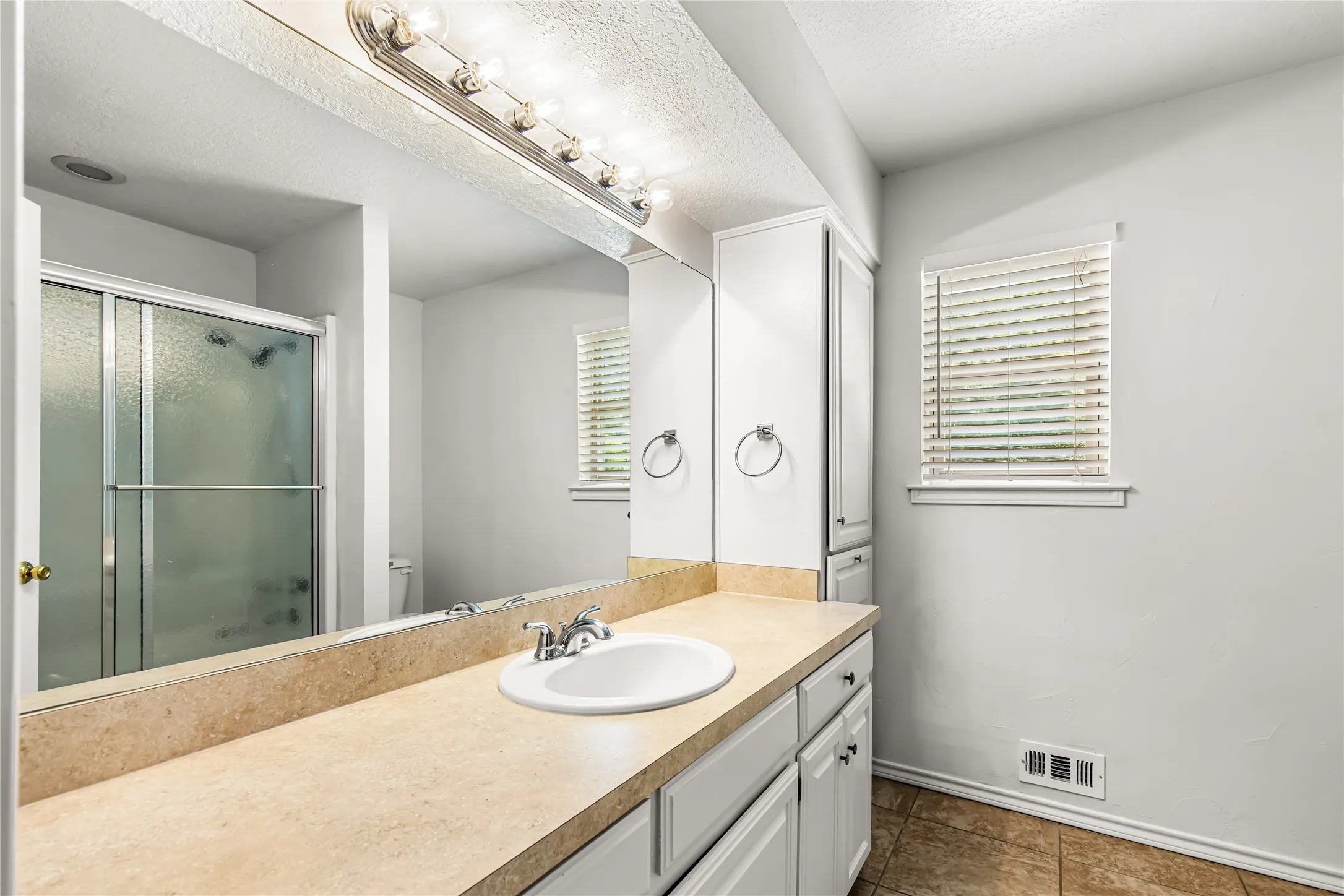 Duplex For Sale in Grayson County , 1002 W Washington Street, Sherman, Texas 75092, 4 Bedroom, 4 Bathroom, Garage spaces, 0 Sqft, built in 1986, mls#21298275, Real Estate Agent in Sherman, Homes For Sale in Grayson county, Homes For Sale in Sherman, Realtor in Sherman Texas, Real Estate Brokerage Independent Realty Texas, Luminita Cordes Realtor