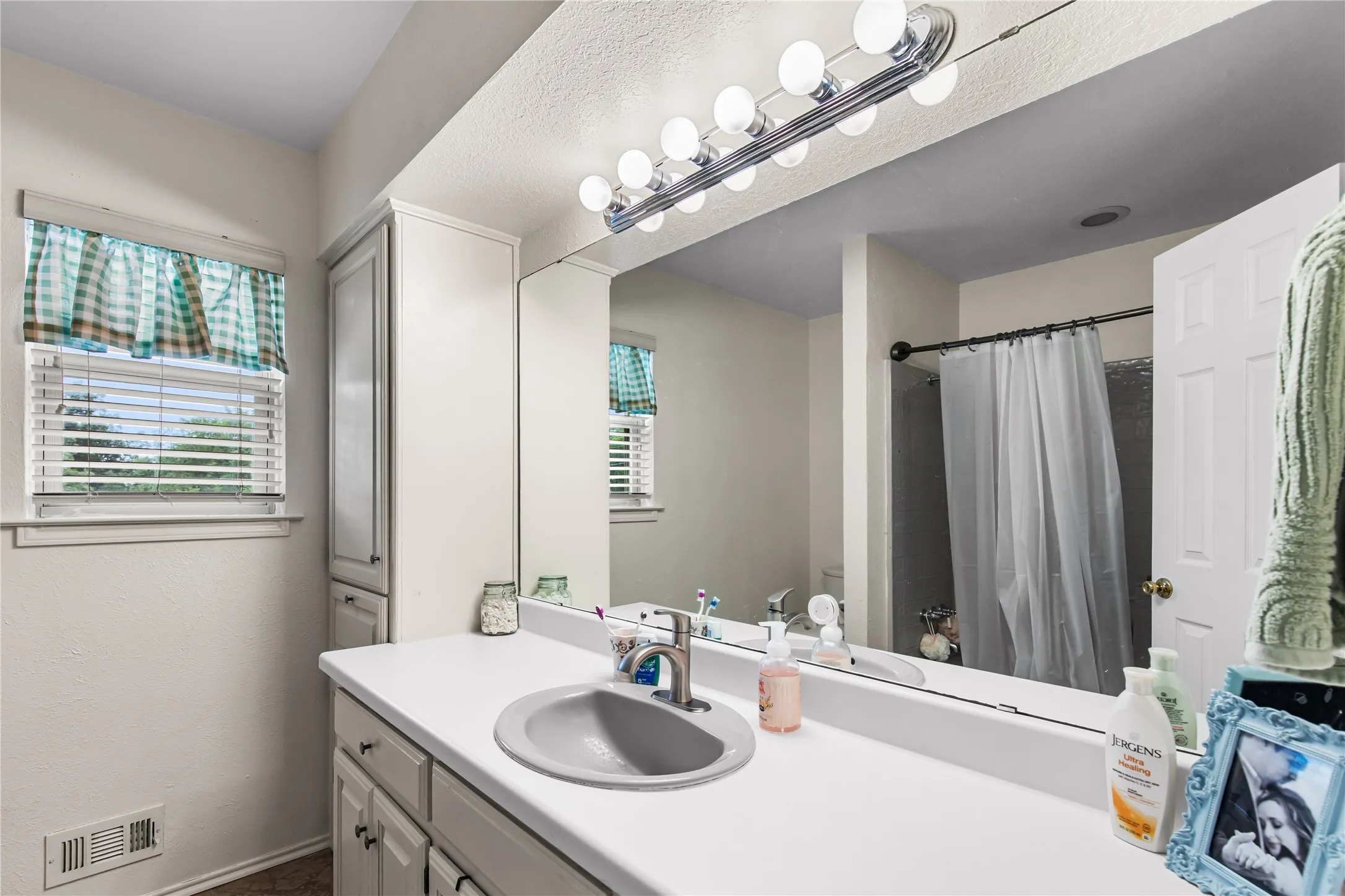 Duplex For Sale in Grayson County , 1002 W Washington Street, Sherman, Texas 75092, 4 Bedroom, 4 Bathroom, Garage spaces, 0 Sqft, built in 1986, mls#21298275, Real Estate Agent in Sherman, Homes For Sale in Grayson county, Homes For Sale in Sherman, Realtor in Sherman Texas, Real Estate Brokerage Independent Realty Texas, Luminita Cordes Realtor