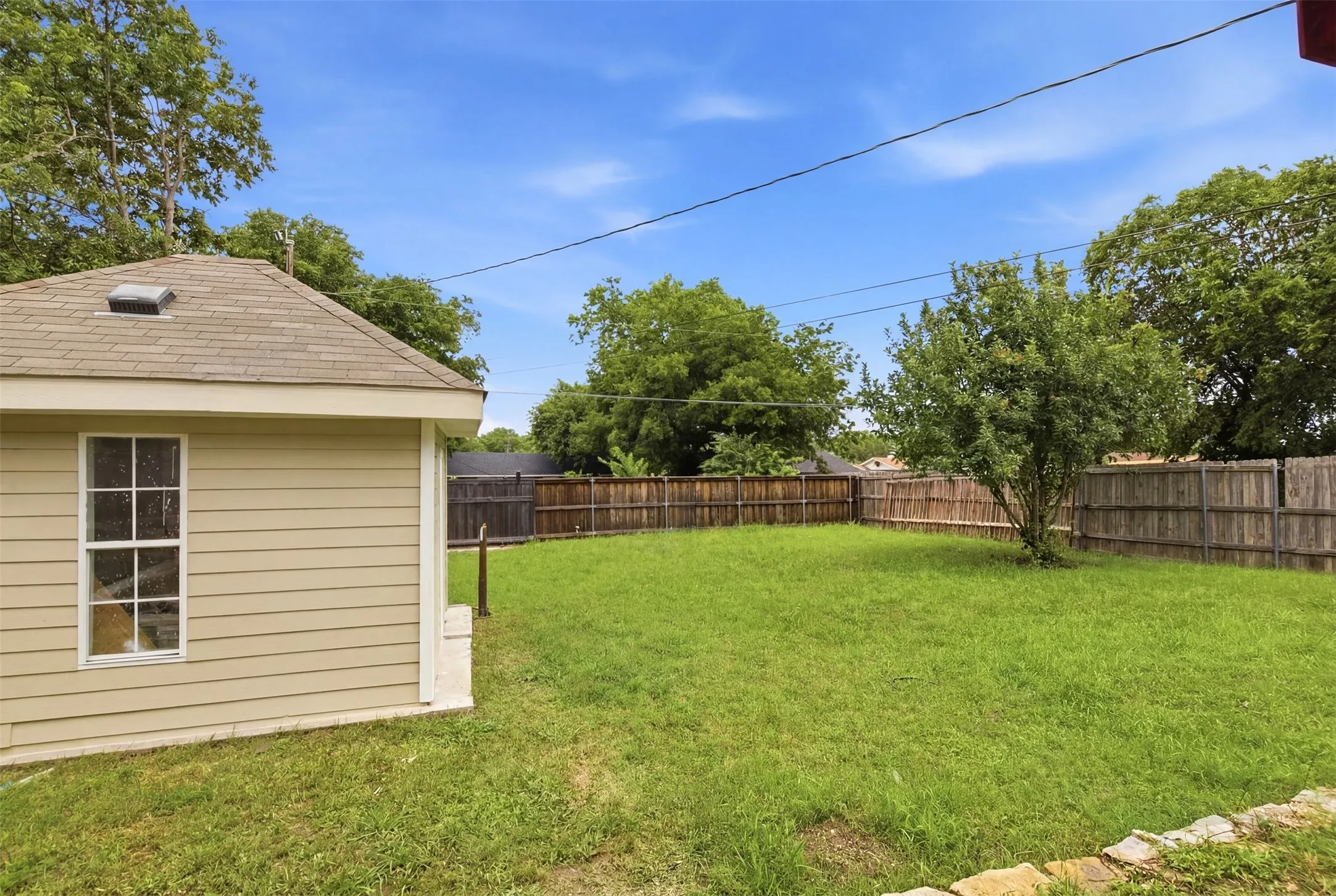Single Family Residence For Sale in Dallas County , 507 E Daugherty Drive, Garland, Texas 75041, 3 Bedroom, 2 Bathroom, Garage spaces, 1,260 Sqft, built in 2005, mls#21297651, Real Estate Agent in Garland, Homes For Sale in Dallas county, Homes For Sale in Garland, Realtor in Garland Texas, Real Estate Brokerage Independent Realty Texas, Luminita Cordes Realtor
