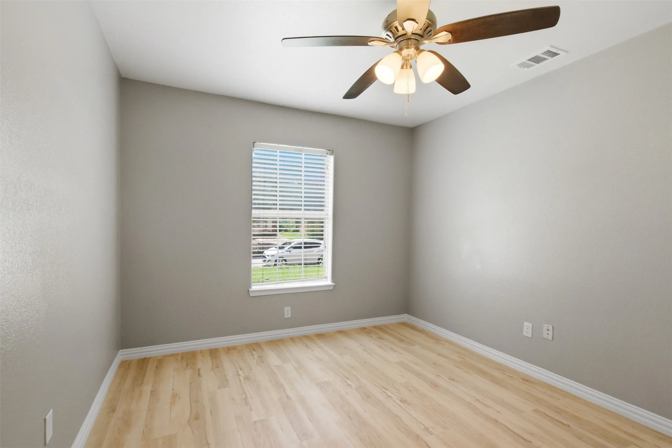 Single Family Residence For Sale in Dallas County , 507 E Daugherty Drive, Garland, Texas 75041, 3 Bedroom, 2 Bathroom, Garage spaces, 1,260 Sqft, built in 2005, mls#21297651, Real Estate Agent in Garland, Homes For Sale in Dallas county, Homes For Sale in Garland, Realtor in Garland Texas, Real Estate Brokerage Independent Realty Texas, Luminita Cordes Realtor