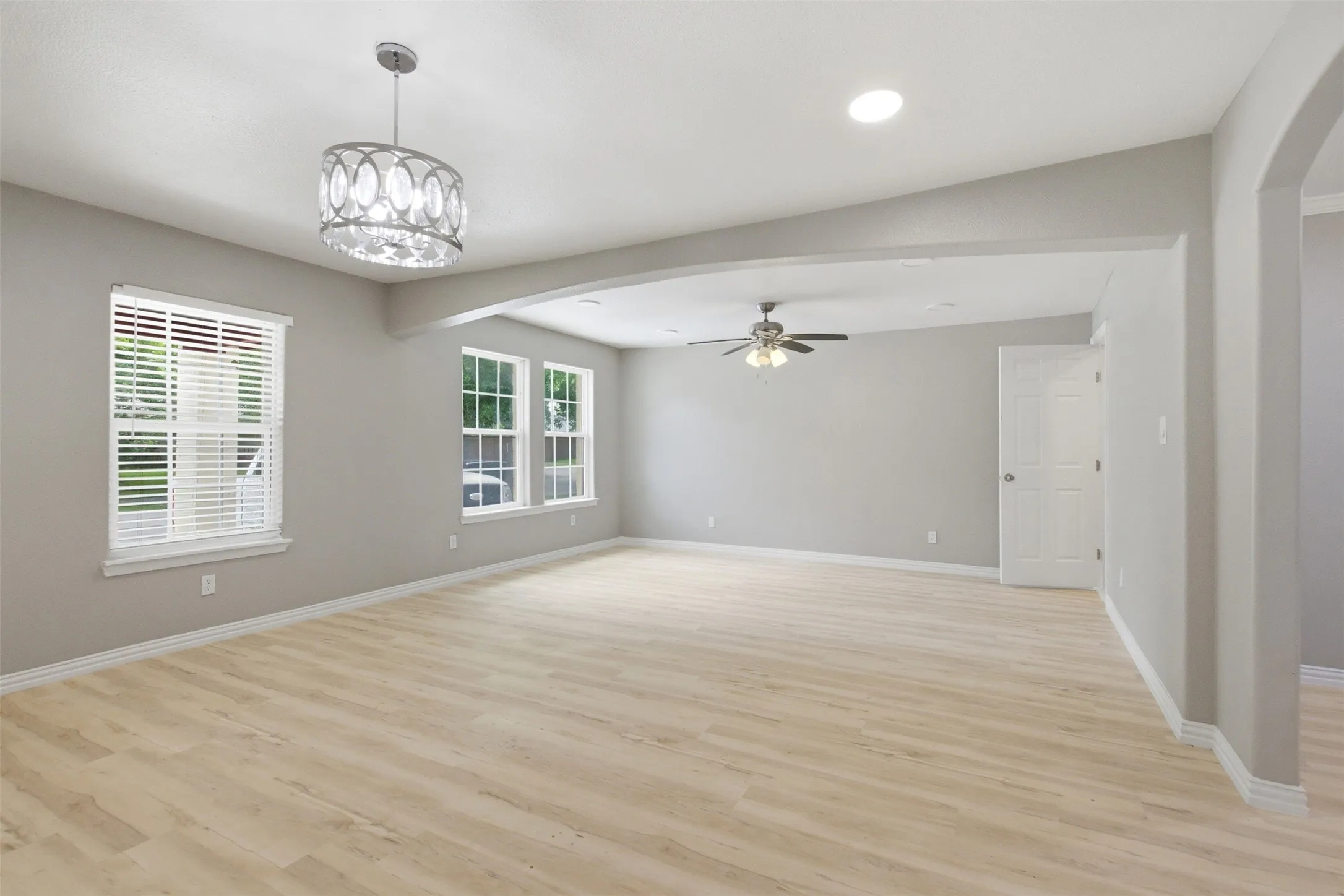 Single Family Residence For Sale in Dallas County , 507 E Daugherty Drive, Garland, Texas 75041, 3 Bedroom, 2 Bathroom, Garage spaces, 1,260 Sqft, built in 2005, mls#21297651, Real Estate Agent in Garland, Homes For Sale in Dallas county, Homes For Sale in Garland, Realtor in Garland Texas, Real Estate Brokerage Independent Realty Texas, Luminita Cordes Realtor
