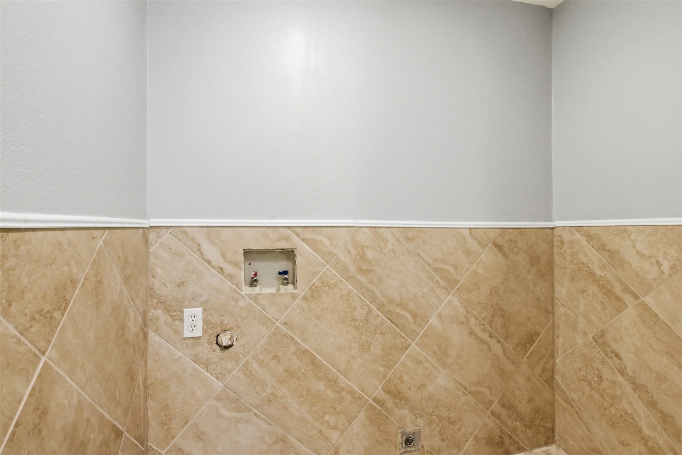 Single Family Residence For Sale in Dallas County , 507 E Daugherty Drive, Garland, Texas 75041, 3 Bedroom, 2 Bathroom, Garage spaces, 1,260 Sqft, built in 2005, mls#21297651, Real Estate Agent in Garland, Homes For Sale in Dallas county, Homes For Sale in Garland, Realtor in Garland Texas, Real Estate Brokerage Independent Realty Texas, Luminita Cordes Realtor