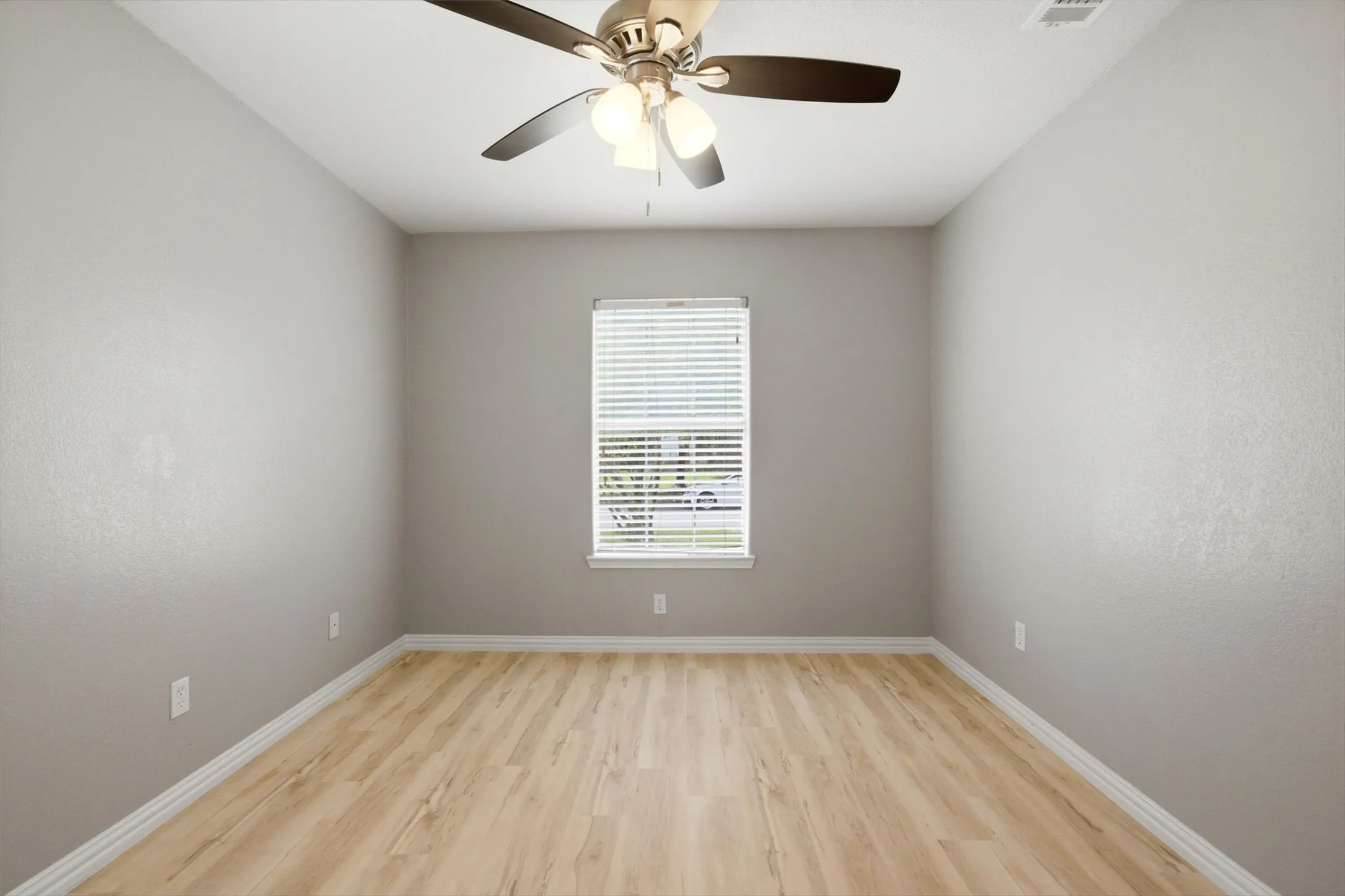 Single Family Residence For Sale in Dallas County , 507 E Daugherty Drive, Garland, Texas 75041, 3 Bedroom, 2 Bathroom, Garage spaces, 1,260 Sqft, built in 2005, mls#21297651, Real Estate Agent in Garland, Homes For Sale in Dallas county, Homes For Sale in Garland, Realtor in Garland Texas, Real Estate Brokerage Independent Realty Texas, Luminita Cordes Realtor
