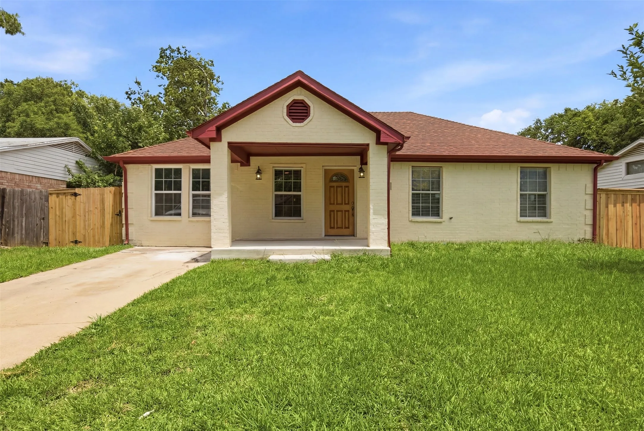 Single Family Residence For Sale in Dallas County , 507 E Daugherty Drive, Garland, Texas 75041, 3 Bedroom, 2 Bathroom, Garage spaces, 1,260 Sqft, built in 2005, mls#21297651, Real Estate Agent in Garland, Homes For Sale in Dallas county, Homes For Sale in Garland, Realtor in Garland Texas, Real Estate Brokerage Independent Realty Texas, Luminita Cordes Realtor