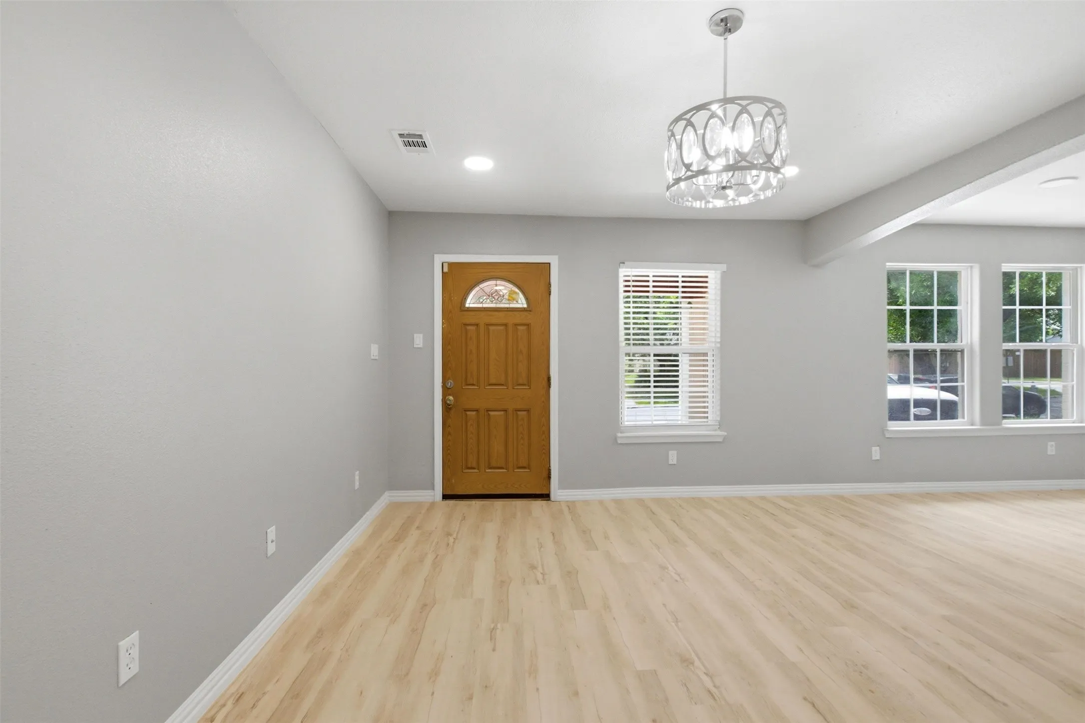 Single Family Residence For Sale in Dallas County , 507 E Daugherty Drive, Garland, Texas 75041, 3 Bedroom, 2 Bathroom, Garage spaces, 1,260 Sqft, built in 2005, mls#21297651, Real Estate Agent in Garland, Homes For Sale in Dallas county, Homes For Sale in Garland, Realtor in Garland Texas, Real Estate Brokerage Independent Realty Texas, Luminita Cordes Realtor