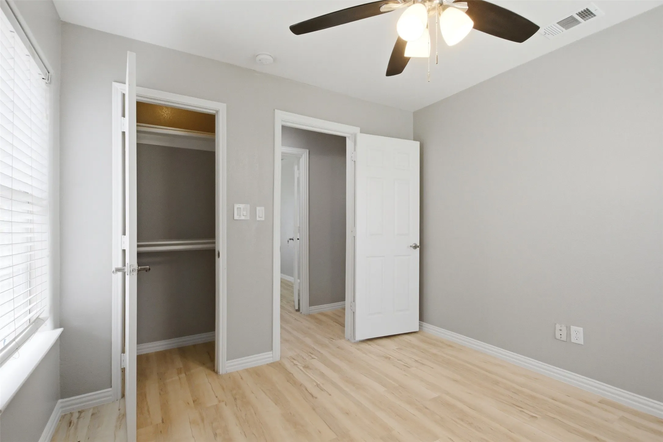 Single Family Residence For Sale in Dallas County , 507 E Daugherty Drive, Garland, Texas 75041, 3 Bedroom, 2 Bathroom, Garage spaces, 1,260 Sqft, built in 2005, mls#21297651, Real Estate Agent in Garland, Homes For Sale in Dallas county, Homes For Sale in Garland, Realtor in Garland Texas, Real Estate Brokerage Independent Realty Texas, Luminita Cordes Realtor