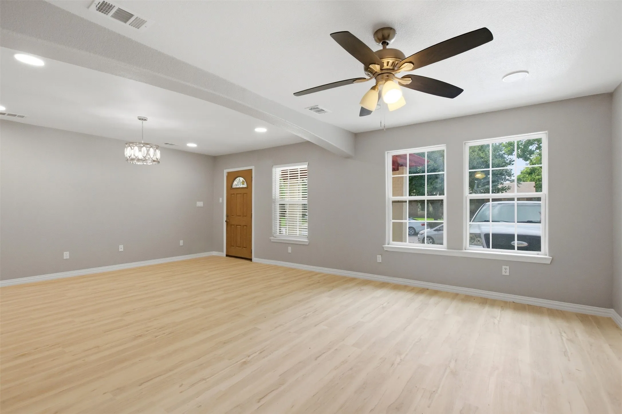 Single Family Residence For Sale in Dallas County , 507 E Daugherty Drive, Garland, Texas 75041, 3 Bedroom, 2 Bathroom, Garage spaces, 1,260 Sqft, built in 2005, mls#21297651, Real Estate Agent in Garland, Homes For Sale in Dallas county, Homes For Sale in Garland, Realtor in Garland Texas, Real Estate Brokerage Independent Realty Texas, Luminita Cordes Realtor