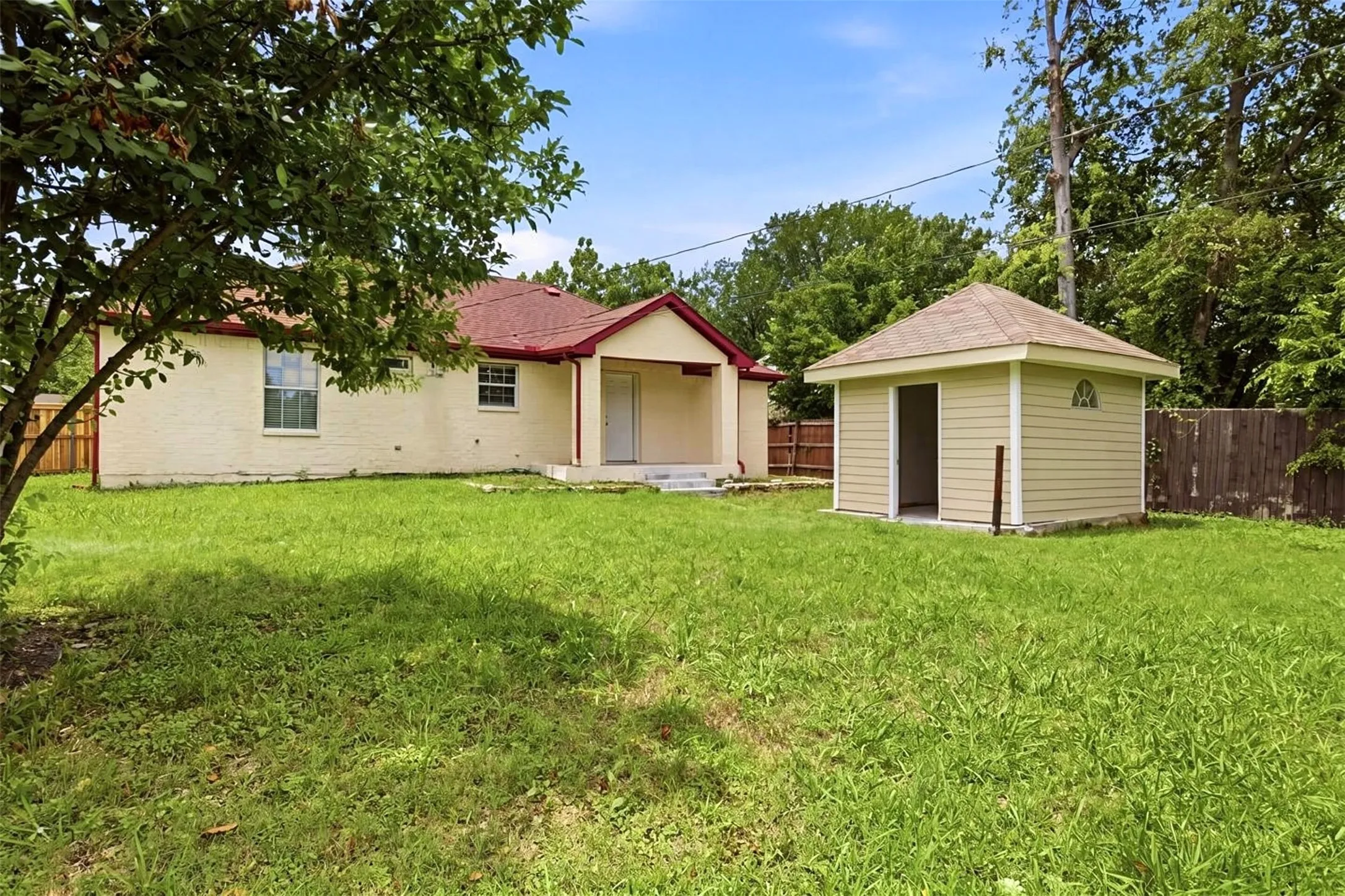 Single Family Residence For Sale in Dallas County , 507 E Daugherty Drive, Garland, Texas 75041, 3 Bedroom, 2 Bathroom, Garage spaces, 1,260 Sqft, built in 2005, mls#21297651, Real Estate Agent in Garland, Homes For Sale in Dallas county, Homes For Sale in Garland, Realtor in Garland Texas, Real Estate Brokerage Independent Realty Texas, Luminita Cordes Realtor