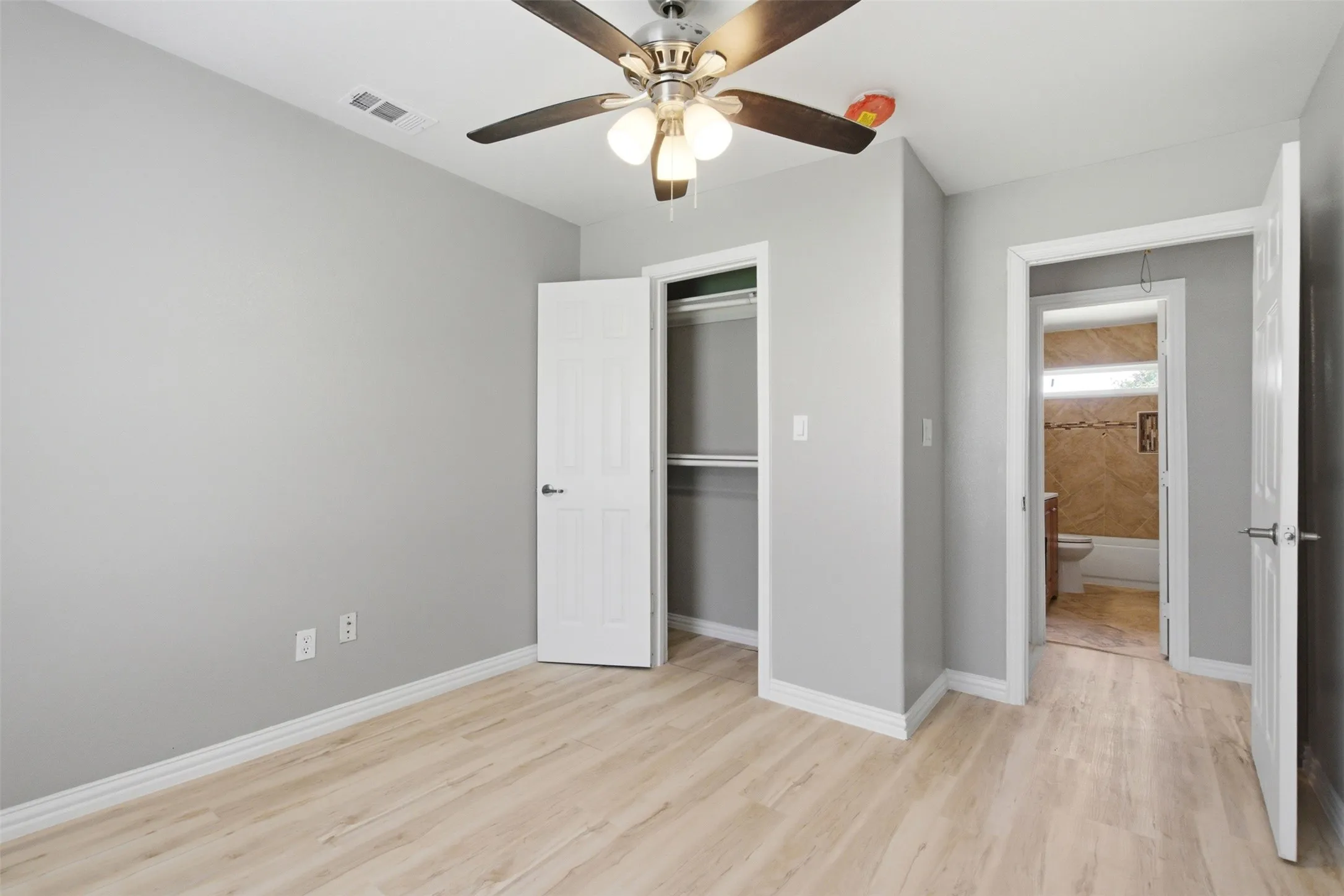 Single Family Residence For Sale in Dallas County , 507 E Daugherty Drive, Garland, Texas 75041, 3 Bedroom, 2 Bathroom, Garage spaces, 1,260 Sqft, built in 2005, mls#21297651, Real Estate Agent in Garland, Homes For Sale in Dallas county, Homes For Sale in Garland, Realtor in Garland Texas, Real Estate Brokerage Independent Realty Texas, Luminita Cordes Realtor