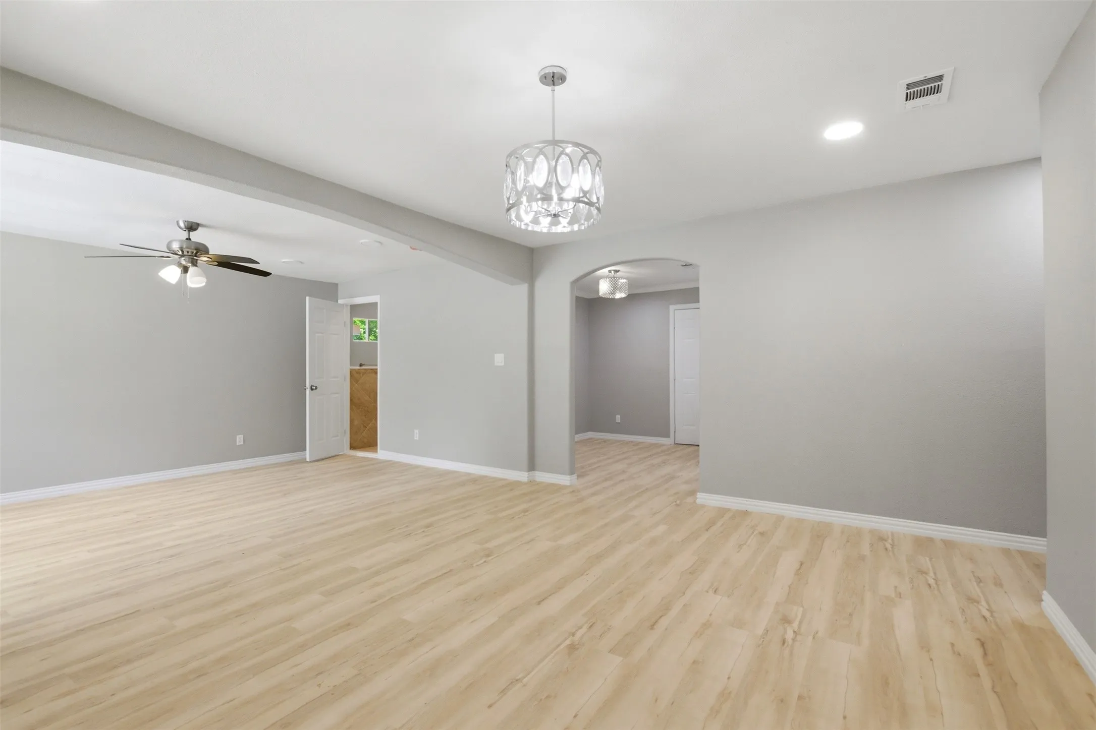 Single Family Residence For Sale in Dallas County , 507 E Daugherty Drive, Garland, Texas 75041, 3 Bedroom, 2 Bathroom, Garage spaces, 1,260 Sqft, built in 2005, mls#21297651, Real Estate Agent in Garland, Homes For Sale in Dallas county, Homes For Sale in Garland, Realtor in Garland Texas, Real Estate Brokerage Independent Realty Texas, Luminita Cordes Realtor