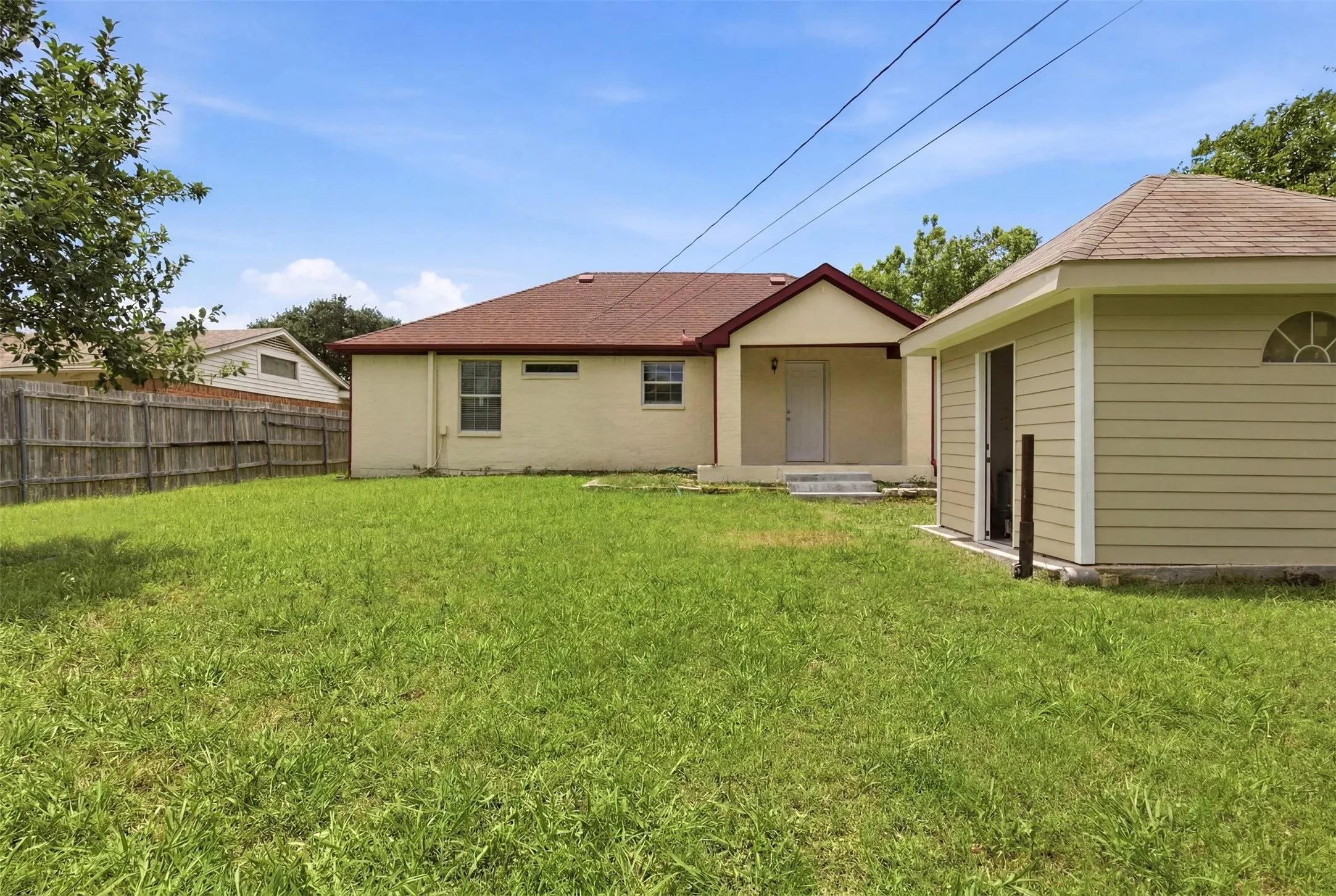 Single Family Residence For Sale in Dallas County , 507 E Daugherty Drive, Garland, Texas 75041, 3 Bedroom, 2 Bathroom, Garage spaces, 1,260 Sqft, built in 2005, mls#21297651, Real Estate Agent in Garland, Homes For Sale in Dallas county, Homes For Sale in Garland, Realtor in Garland Texas, Real Estate Brokerage Independent Realty Texas, Luminita Cordes Realtor