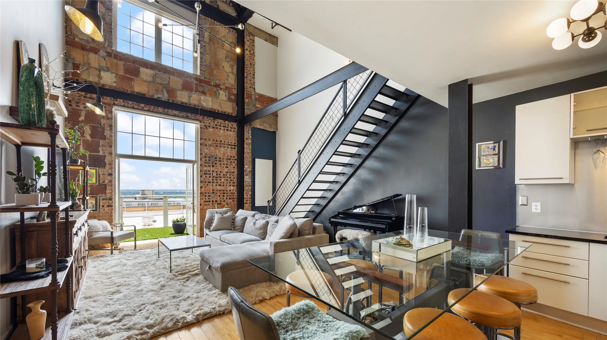 Condominium For Sale in Dallas County , 1122 Jackson Street 1103, Dallas, Texas 75202, 1 Bedroom, 2 Bathroom, 2 Garage spaces, 1,035 Sqft, built in 1925, mls#21298200, Real Estate Agent in Dallas, Homes For Sale in Dallas county, Homes For Sale in Dallas, Realtor in Dallas Texas, Real Estate Brokerage Independent Realty Texas, Luminita Cordes Realtor