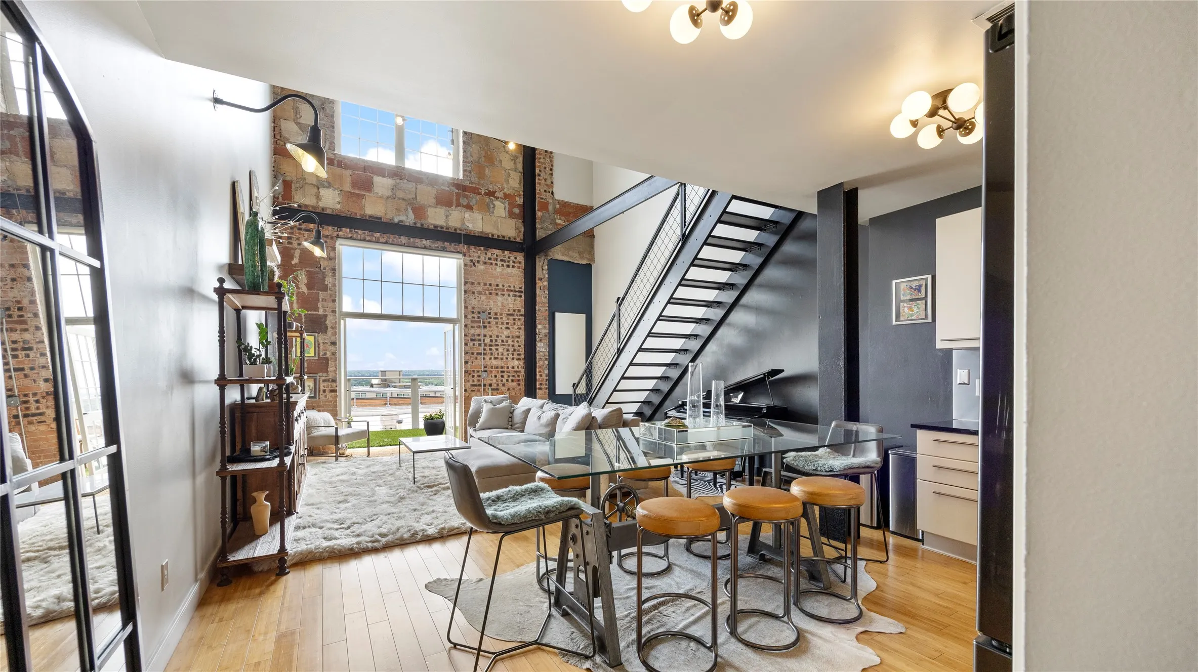 Condominium For Sale in Dallas County , 1122 Jackson Street 1103, Dallas, Texas 75202, 1 Bedroom, 2 Bathroom, 2 Garage spaces, 1,035 Sqft, built in 1925, mls#21298200, Real Estate Agent in Dallas, Homes For Sale in Dallas county, Homes For Sale in Dallas, Realtor in Dallas Texas, Real Estate Brokerage Independent Realty Texas, Luminita Cordes Realtor