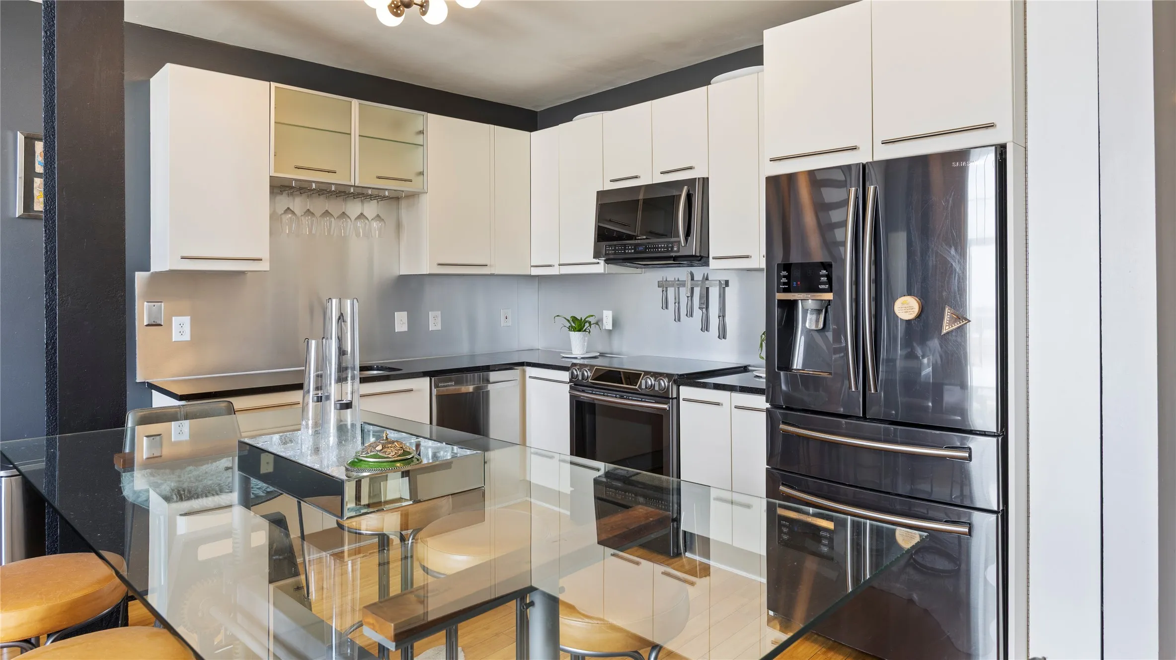 Condominium For Sale in Dallas County , 1122 Jackson Street 1103, Dallas, Texas 75202, 1 Bedroom, 2 Bathroom, 2 Garage spaces, 1,035 Sqft, built in 1925, mls#21298200, Real Estate Agent in Dallas, Homes For Sale in Dallas county, Homes For Sale in Dallas, Realtor in Dallas Texas, Real Estate Brokerage Independent Realty Texas, Luminita Cordes Realtor