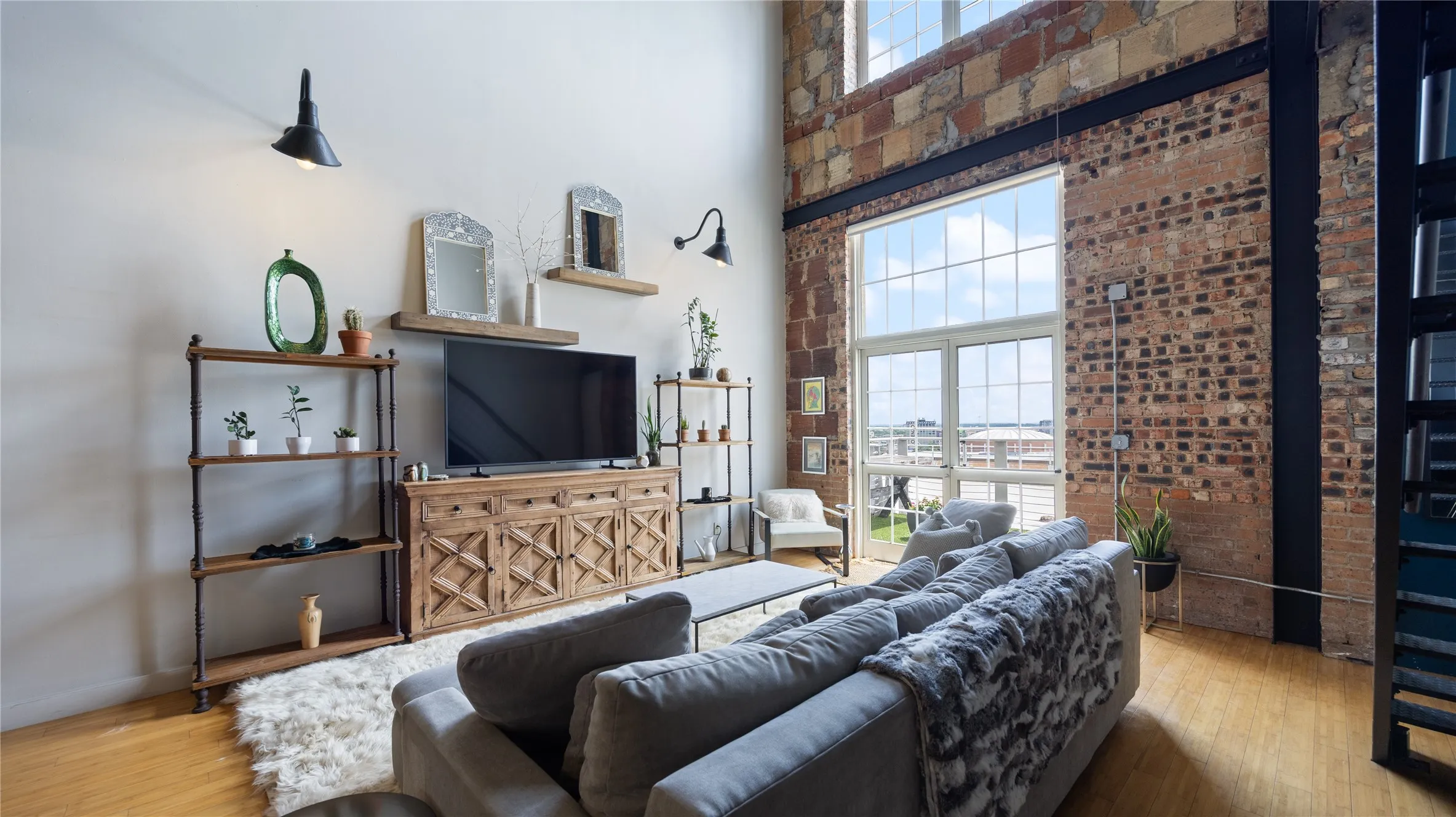 Condominium For Sale in Dallas County , 1122 Jackson Street 1103, Dallas, Texas 75202, 1 Bedroom, 2 Bathroom, 2 Garage spaces, 1,035 Sqft, built in 1925, mls#21298200, Real Estate Agent in Dallas, Homes For Sale in Dallas county, Homes For Sale in Dallas, Realtor in Dallas Texas, Real Estate Brokerage Independent Realty Texas, Luminita Cordes Realtor